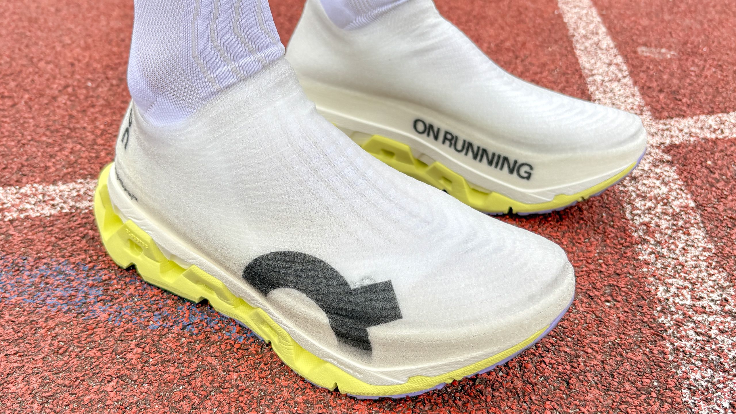 רצתי 45 מיילים ב-On Cloudmonster 3 Hyper LS וזו נעל הריצה האהובה עלי אי פעם מאת Nick Harris-Fry פורסם ב-25 באפריל 26 מומלץ On Cloudmonster 3 Hyper LS היא אחת מנעלי הריצה החדשות האהובות עליי לשנת 2026 הודות לעיצוב הקל משקל והרב-תכליתי שלה במיוחד, אבל המחיר הגבוה מופרך.