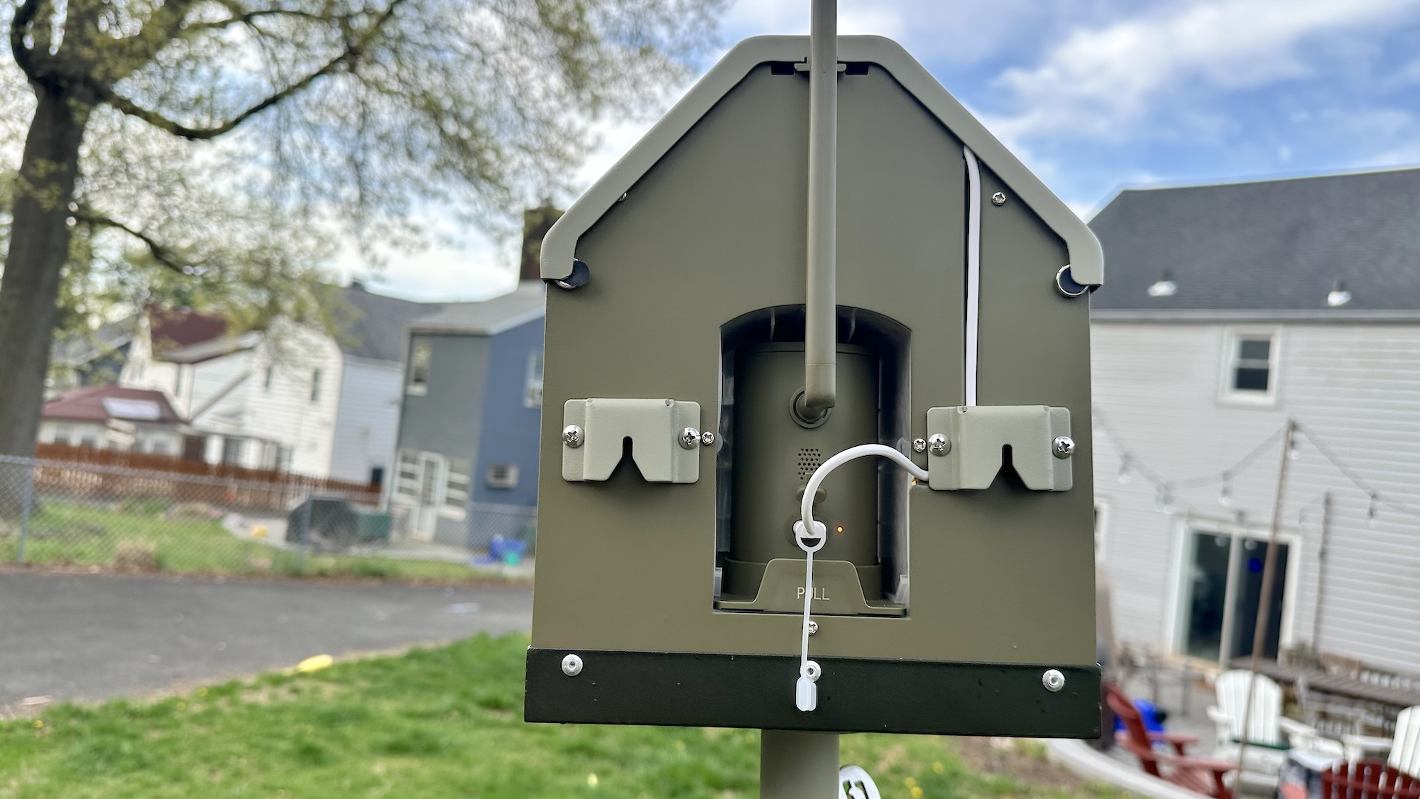 Birdfy Metal 2 4K Smart Bird Feeder מבט אחורי