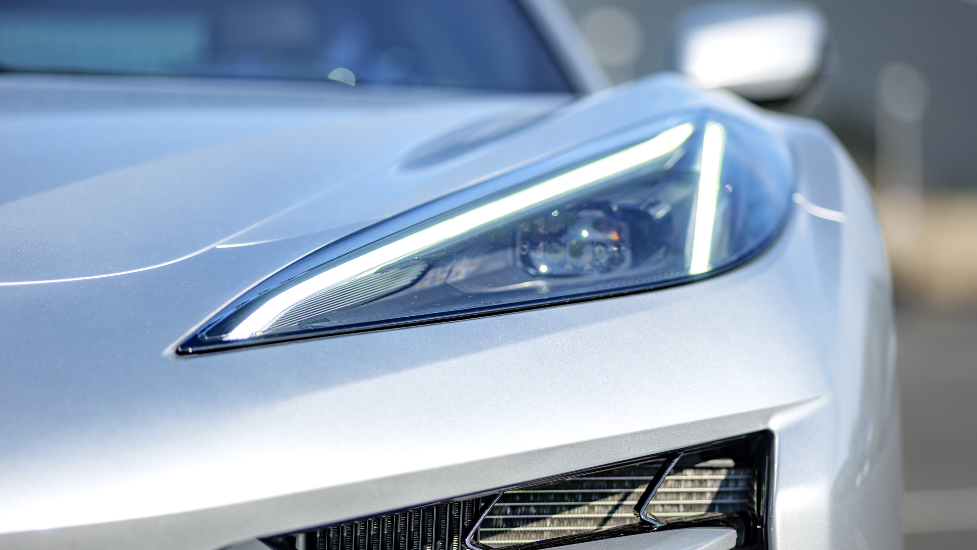 סקירת שברולט קורבט E-Ray 2026.