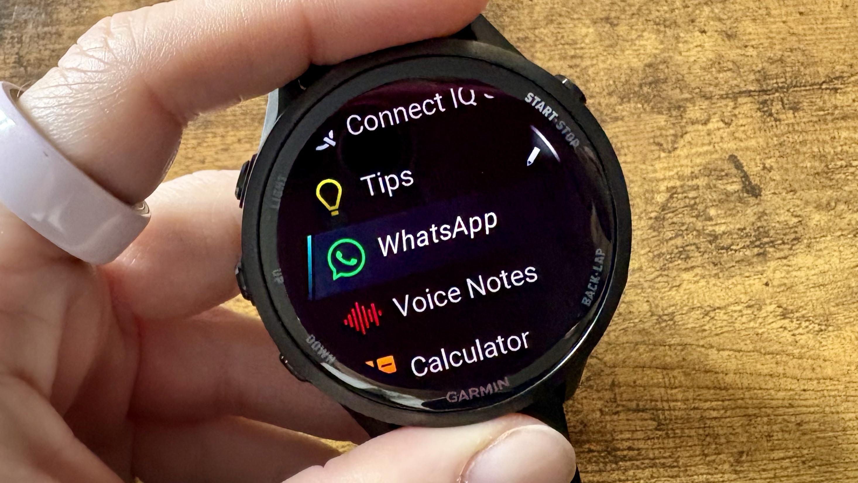 תמונה של אפליקציית WhatsApp ב-Garmin Forerunner 970