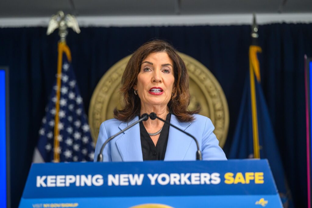 Hochul דוחף חוצץ של 25 רגל ברחבי בתי הפולחן בניו יורק בעוד ממדאני מתלבט על שטרות מקומיים. זהו רגע של אי ודאות גדולה. הנה מה שאתה יכול לעשות בנידון.