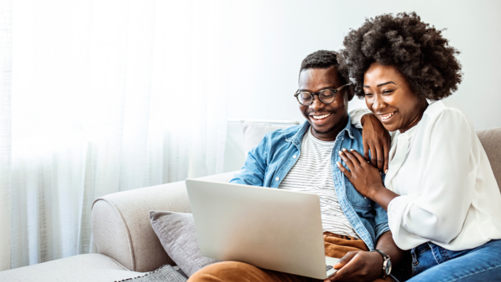 תמונות מלאי של אנשים עם מכשירים טכניים.