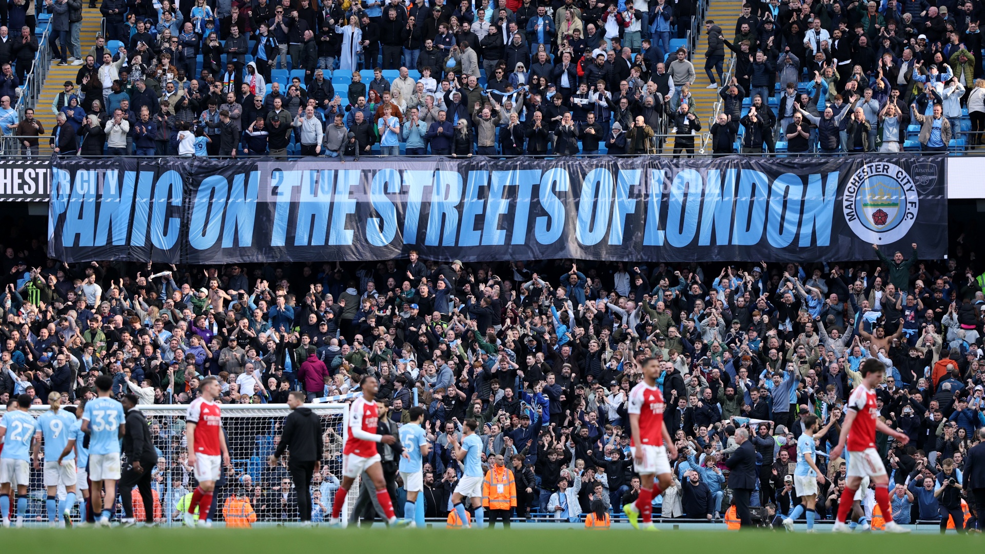 באנר כתוב 'בהלת הרחובות של לונדון' אחרי שמאן סיטי ניצחה את ארסנל בפרמיירליג