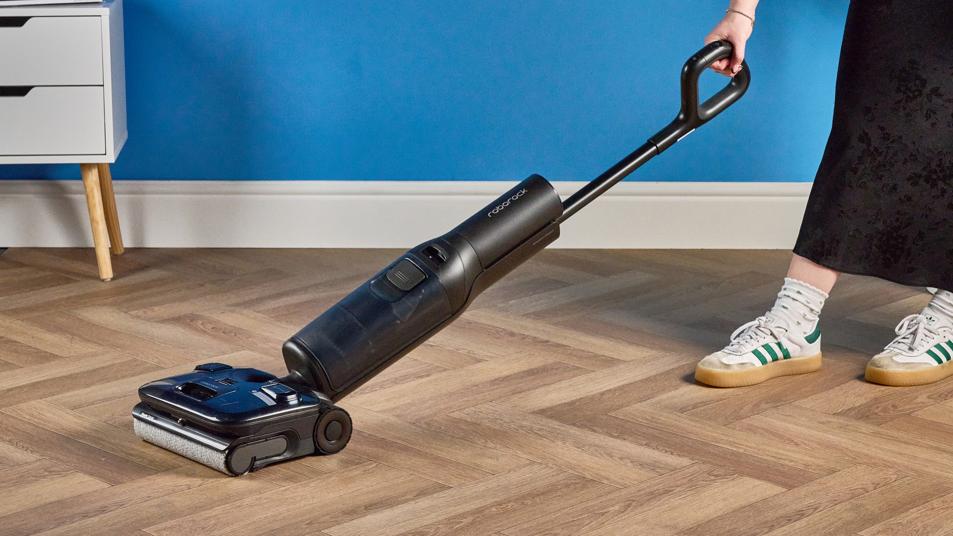 Roborock F25 ACE Pro צולם מול רקע כחול