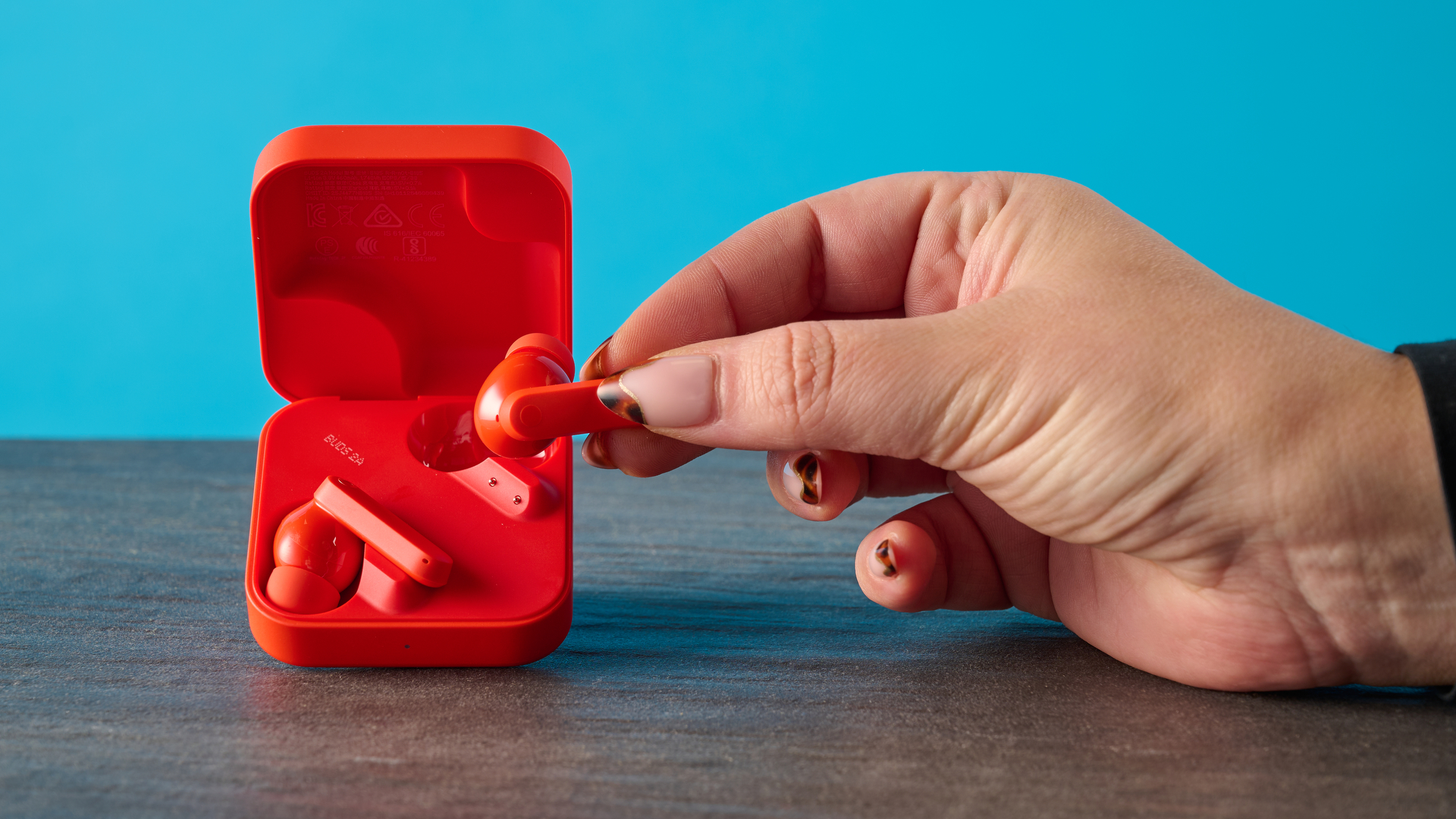 ניצני cmf 2a בצבע הכתום שצולמו מול רקע כחול