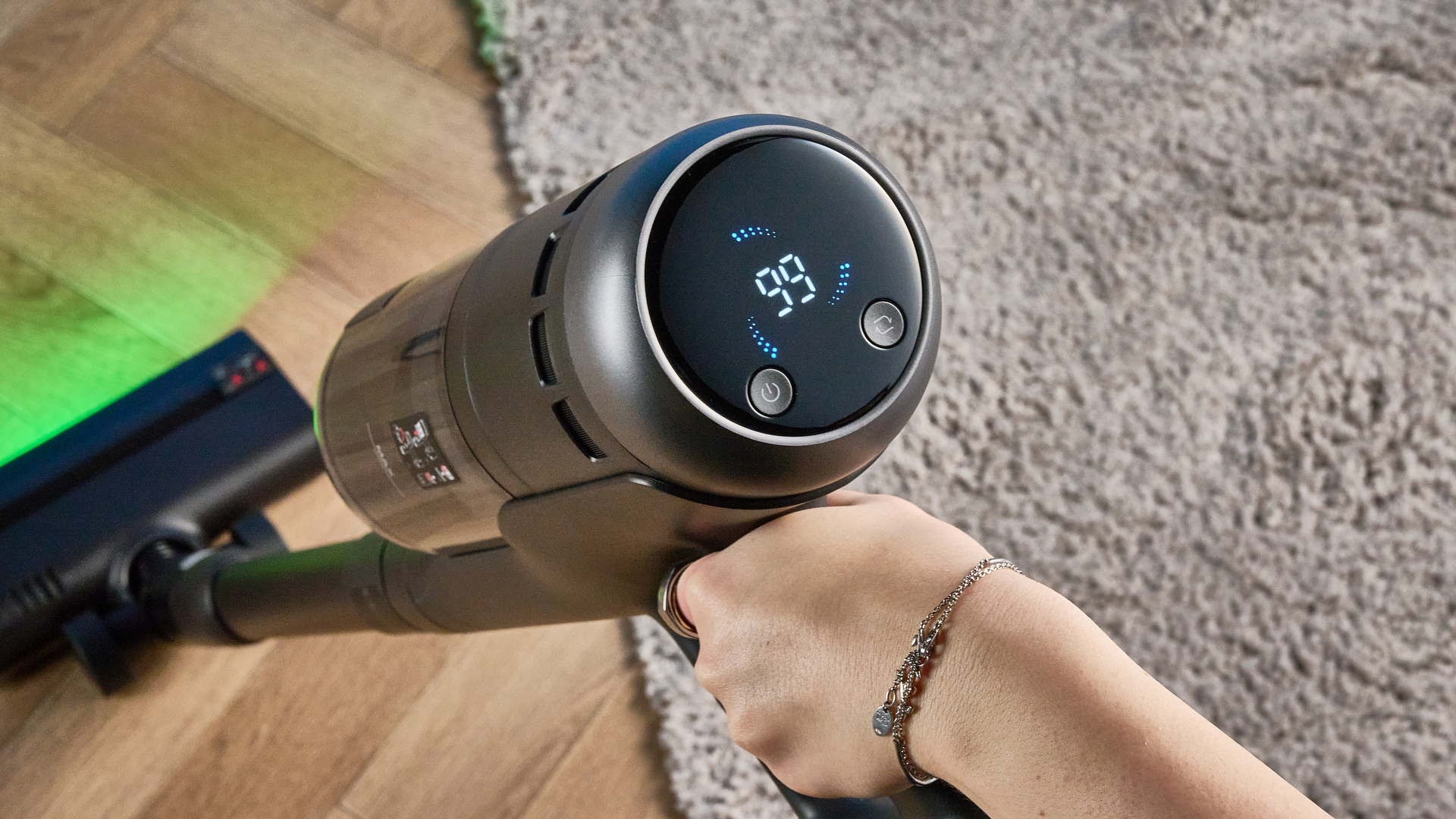 Roborock H60 Hub Ultra צולם מול רקע כחול