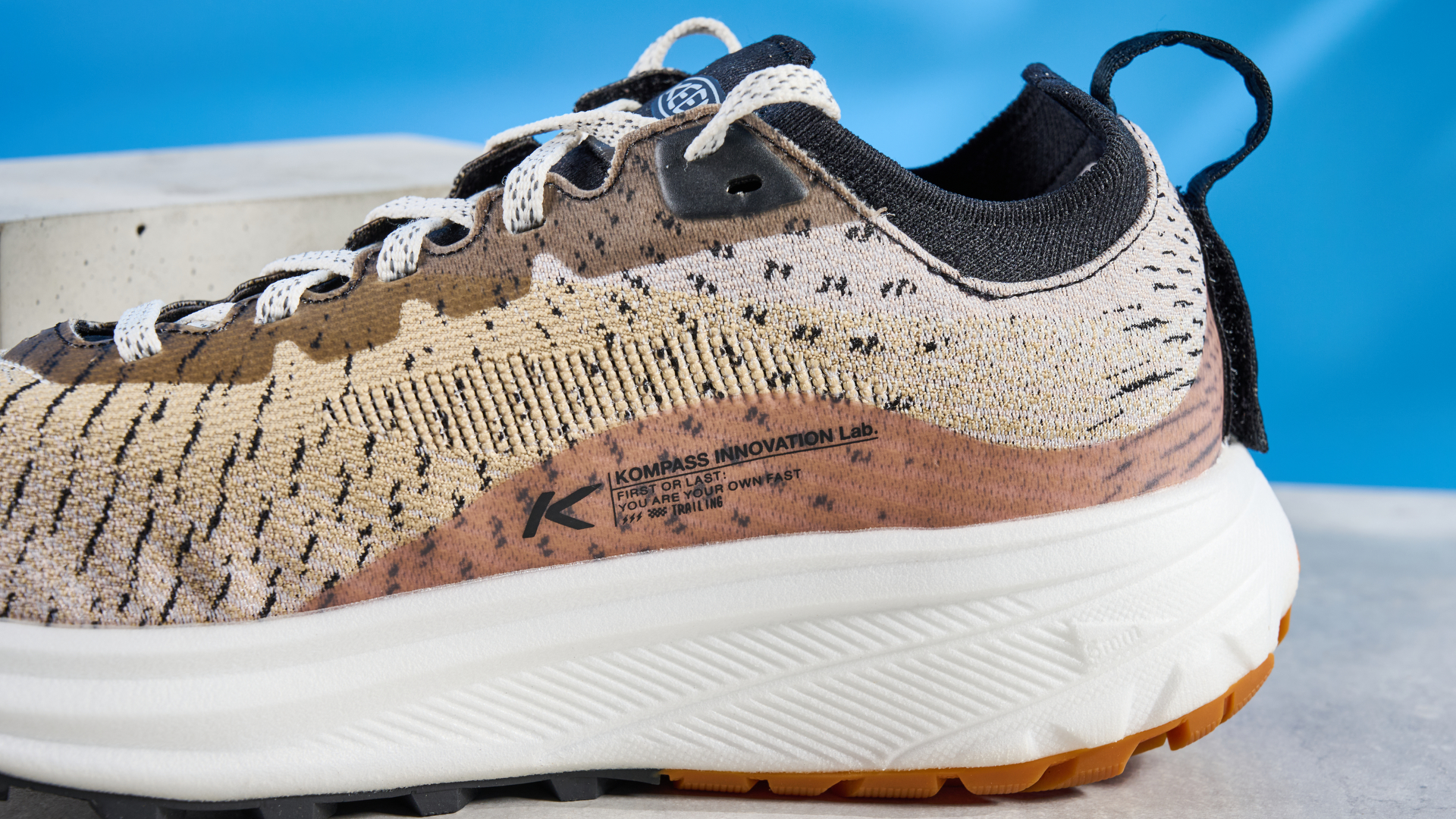 נעלי השביל החריפות בחום, שחור ובז' שצולמו על רקע המדריך הכחול של טום