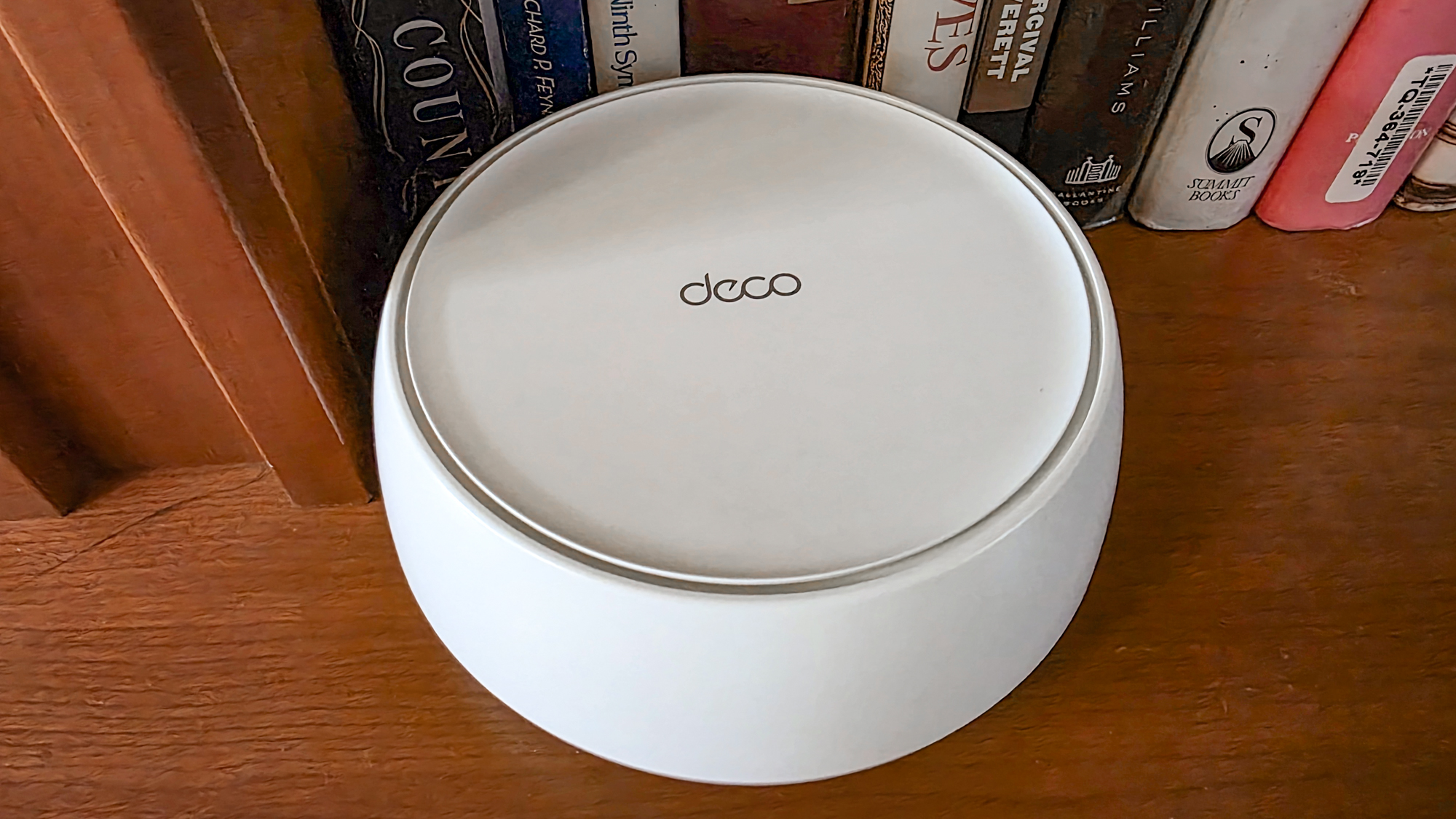 נתב רשת TP-Link Deco BE23 על מדף