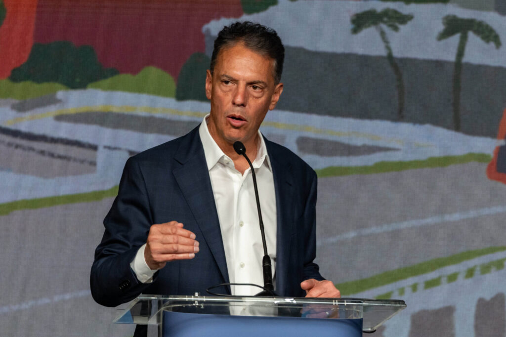 הוא היה נשיא בית הכנסת שלו. עכשיו הוא רוצה להיות ראש העיר הבא של אל.איי. זה יום ההולדת שלנו ואנחנו עדיין חוגגים!