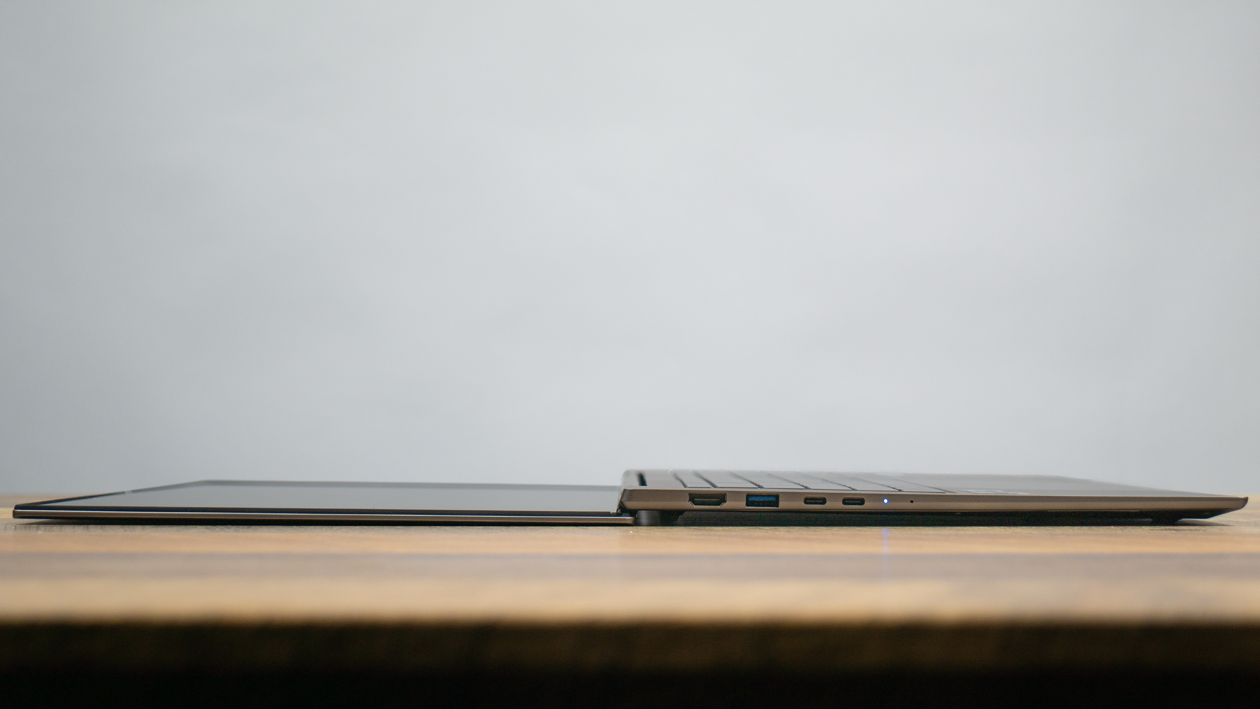 Acer Swift 16 AI (2026) פתוח על שולחן