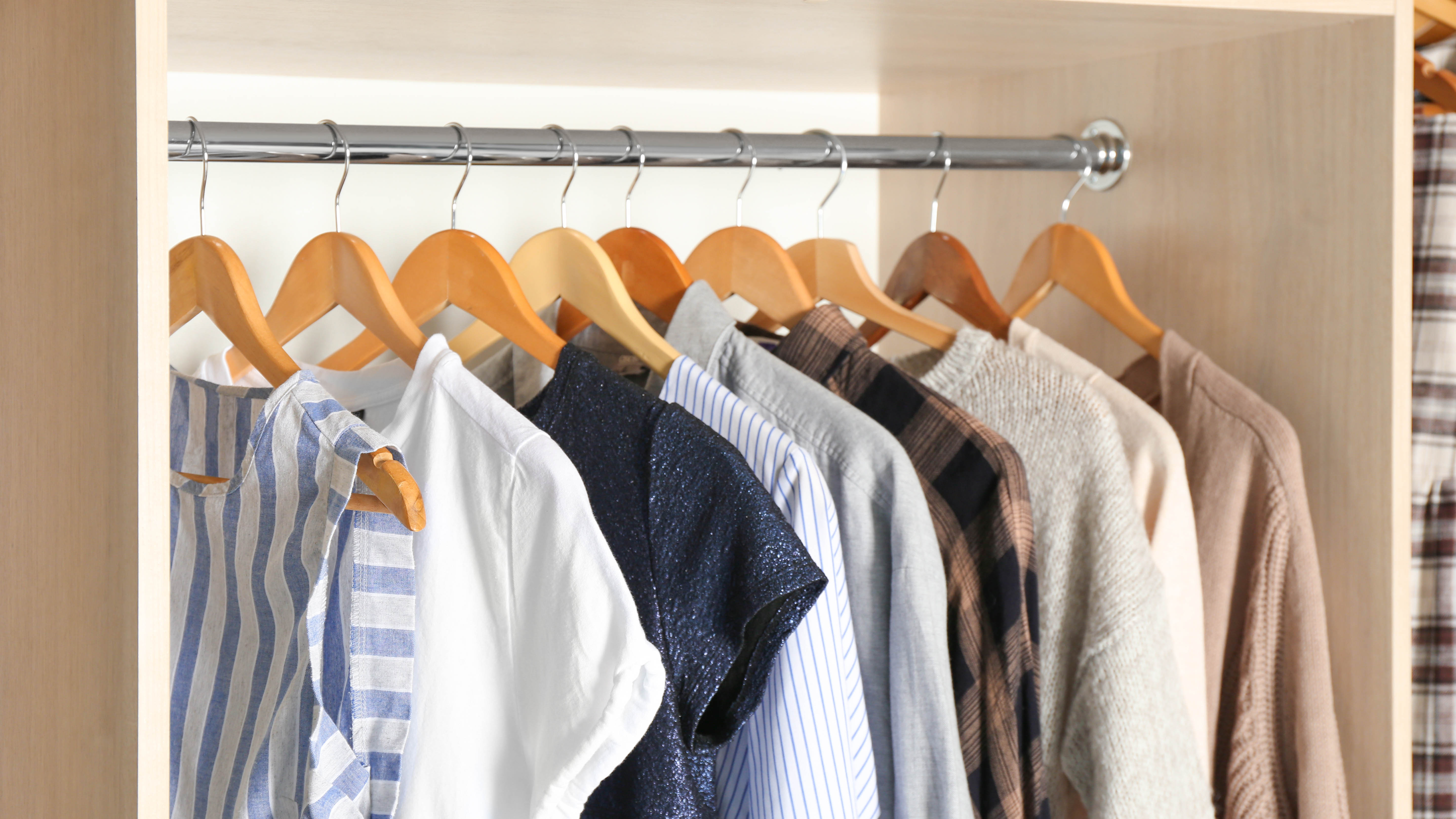 קולבי עץ מחזיקים בגדים בארון