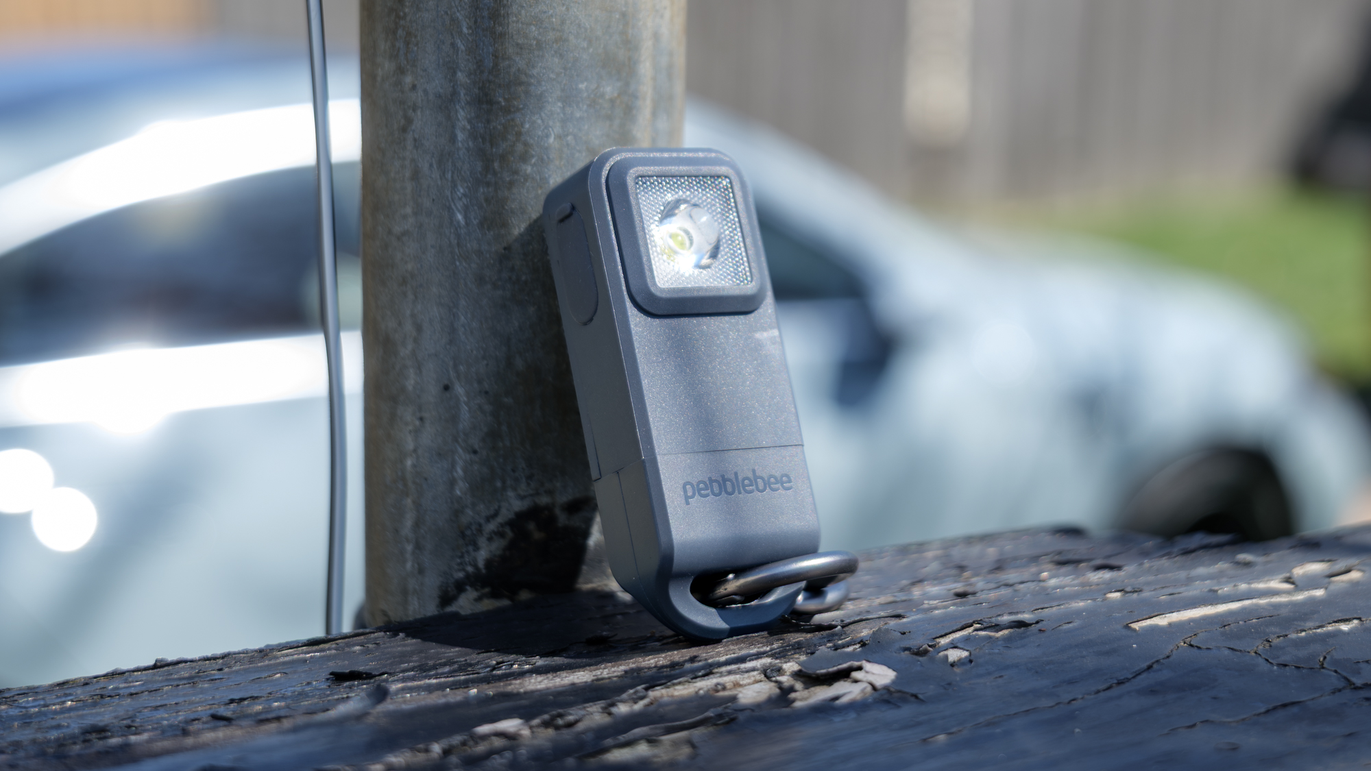 Pebblebee Halo החזיקה נחה על צדה.