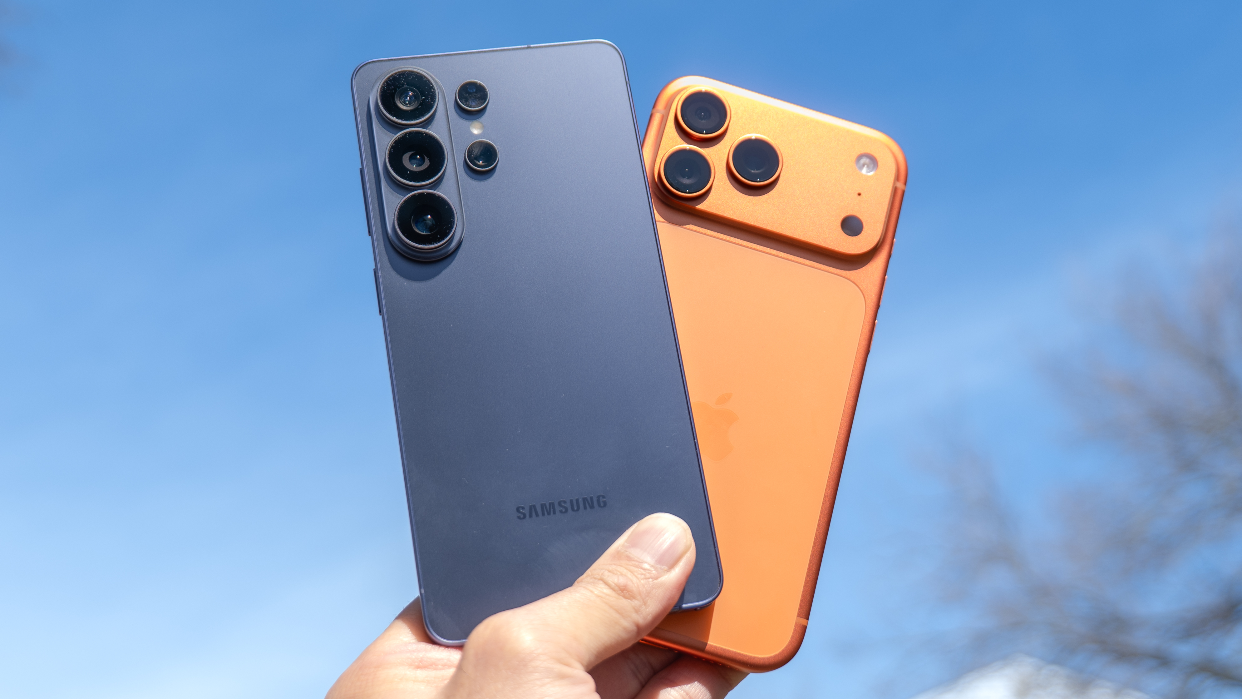 Galaxy S26 Ultra לעומת iPhone 17 Pro Max.