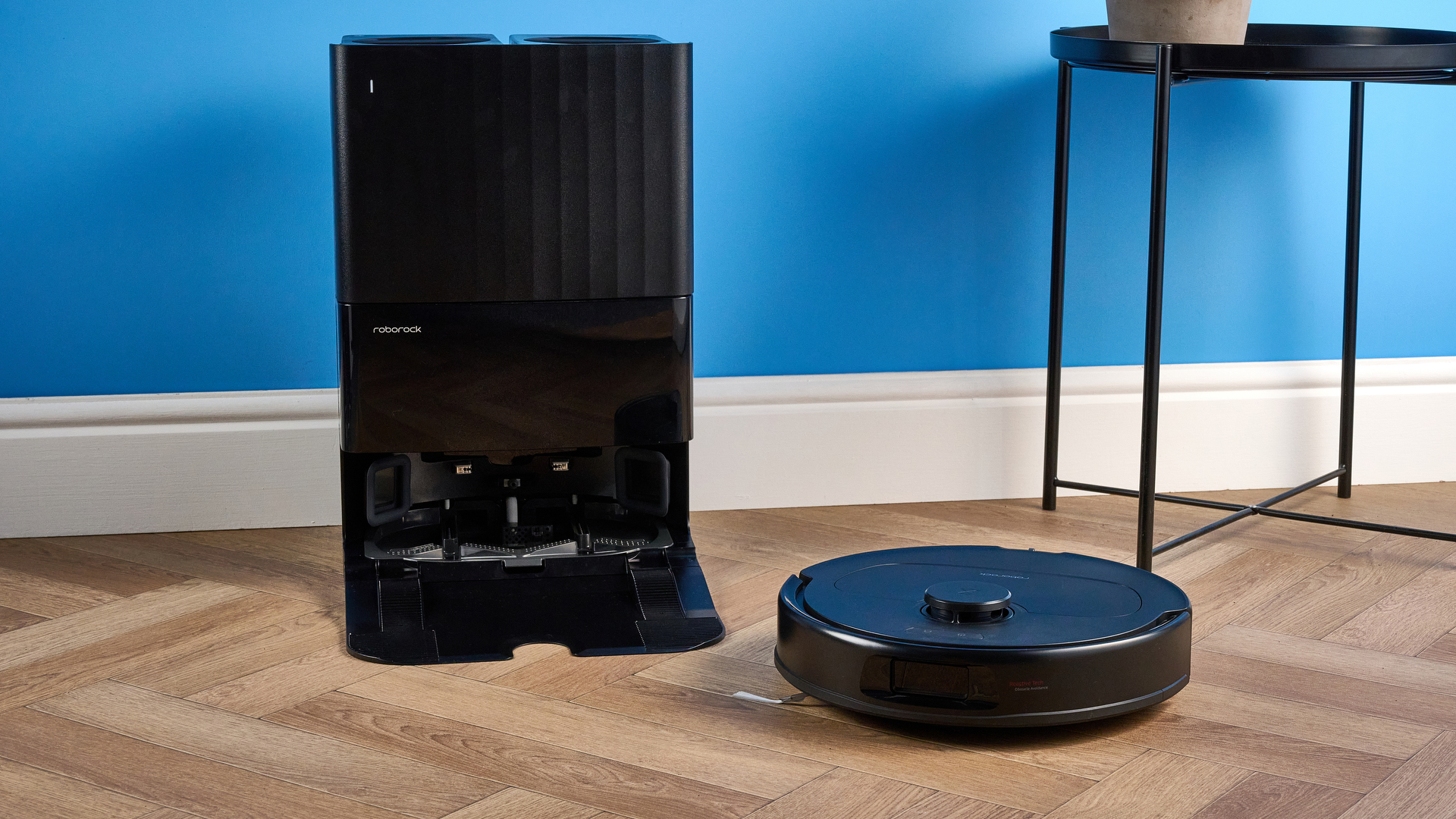 Roborock QV 35S עם רציף מצולם מול רקע כחול