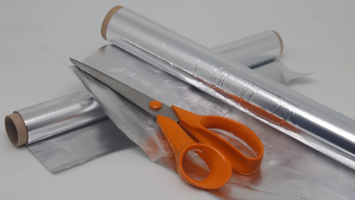 נייר אלומיניום ומספריים