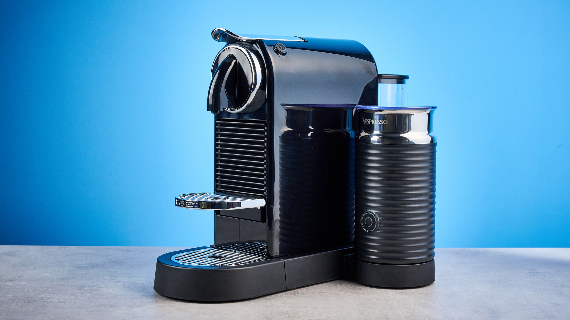 ה-nespreso citiz &amp; חלב על רקע המדריך הכחול
