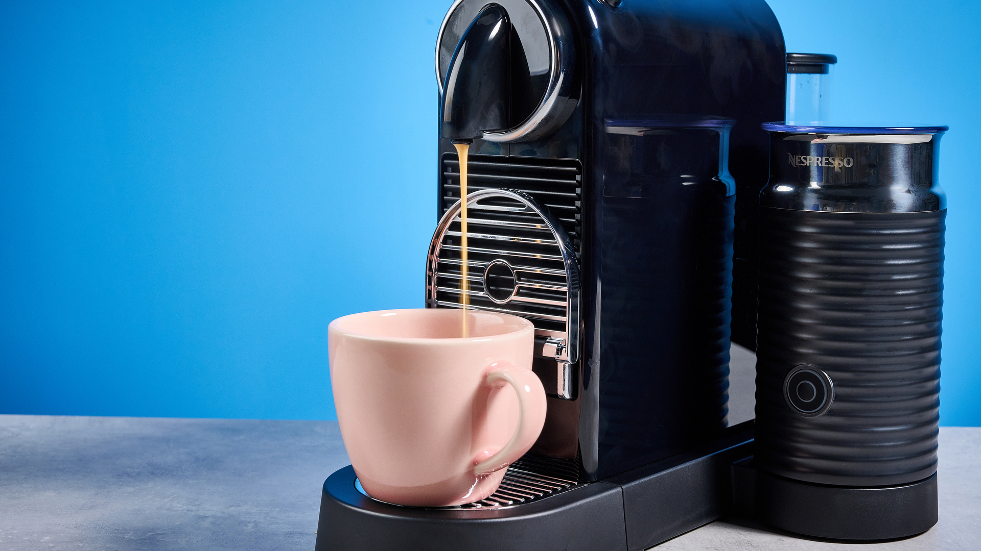 ה-nespreso citiz &amp; חלב על רקע המדריך הכחול