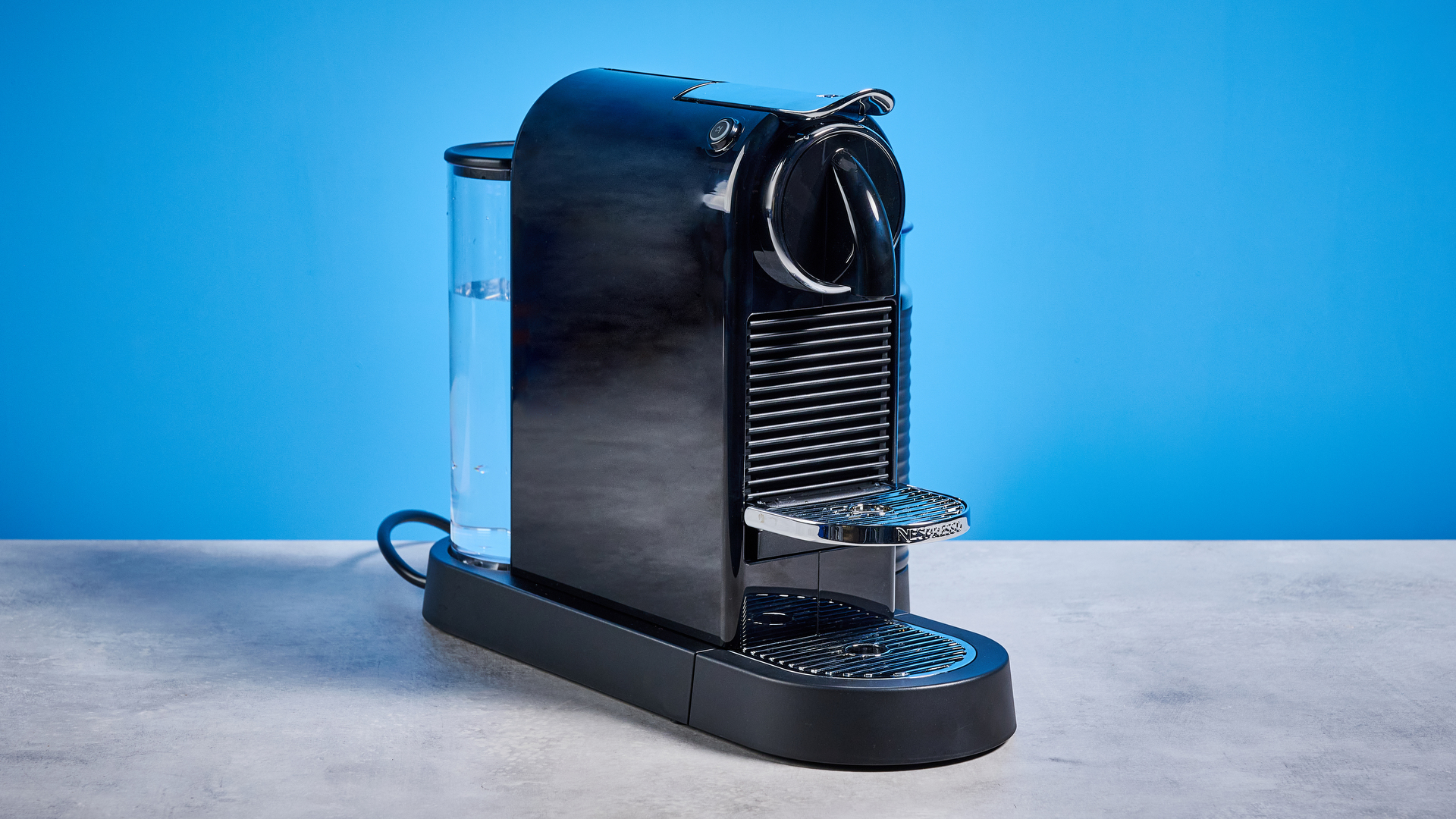 ה-nespreso citiz &amp; חלב על רקע המדריך הכחול