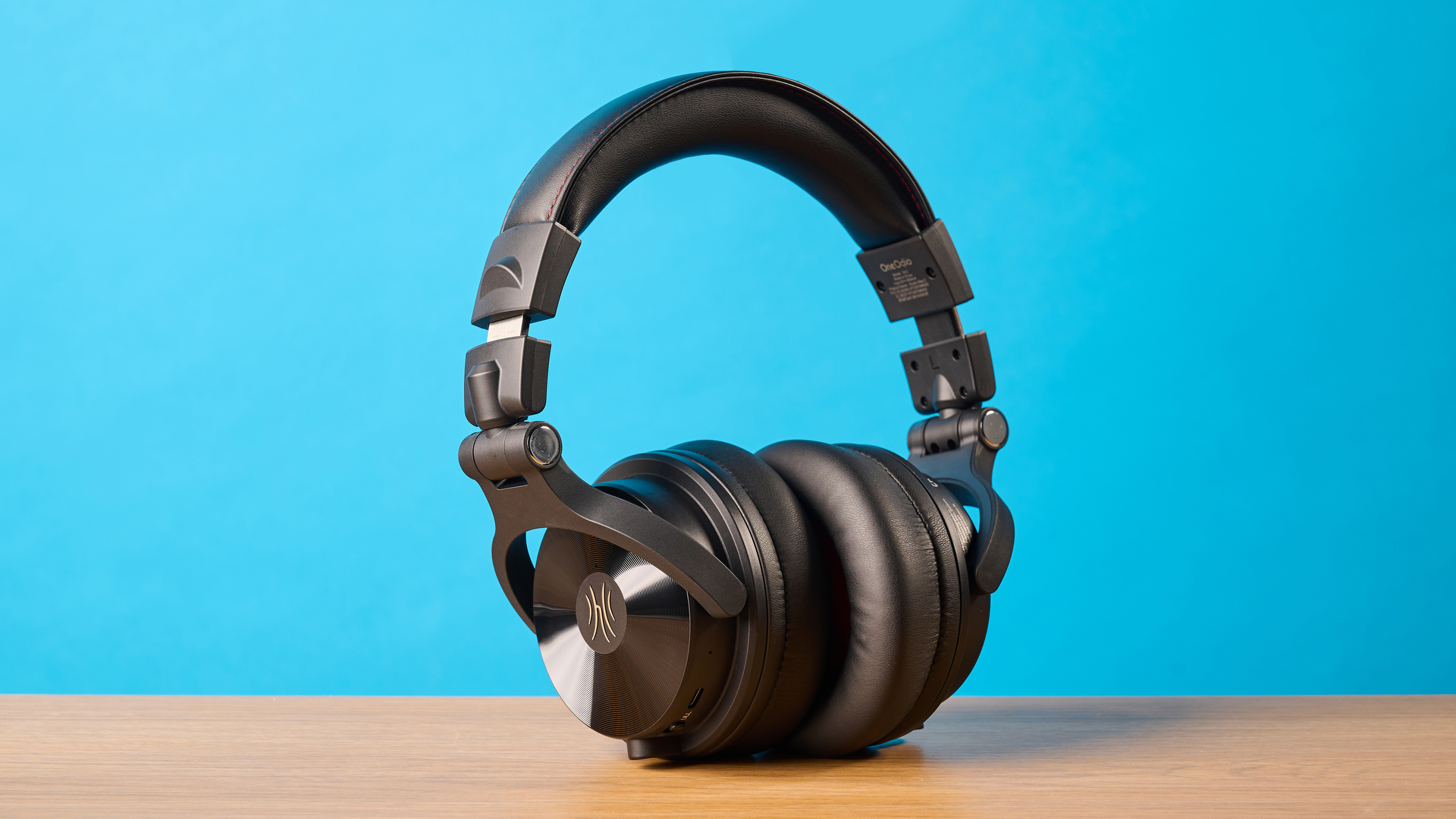 OneOdio Studio Max 2 בשחור מצולם מול רקע כחול