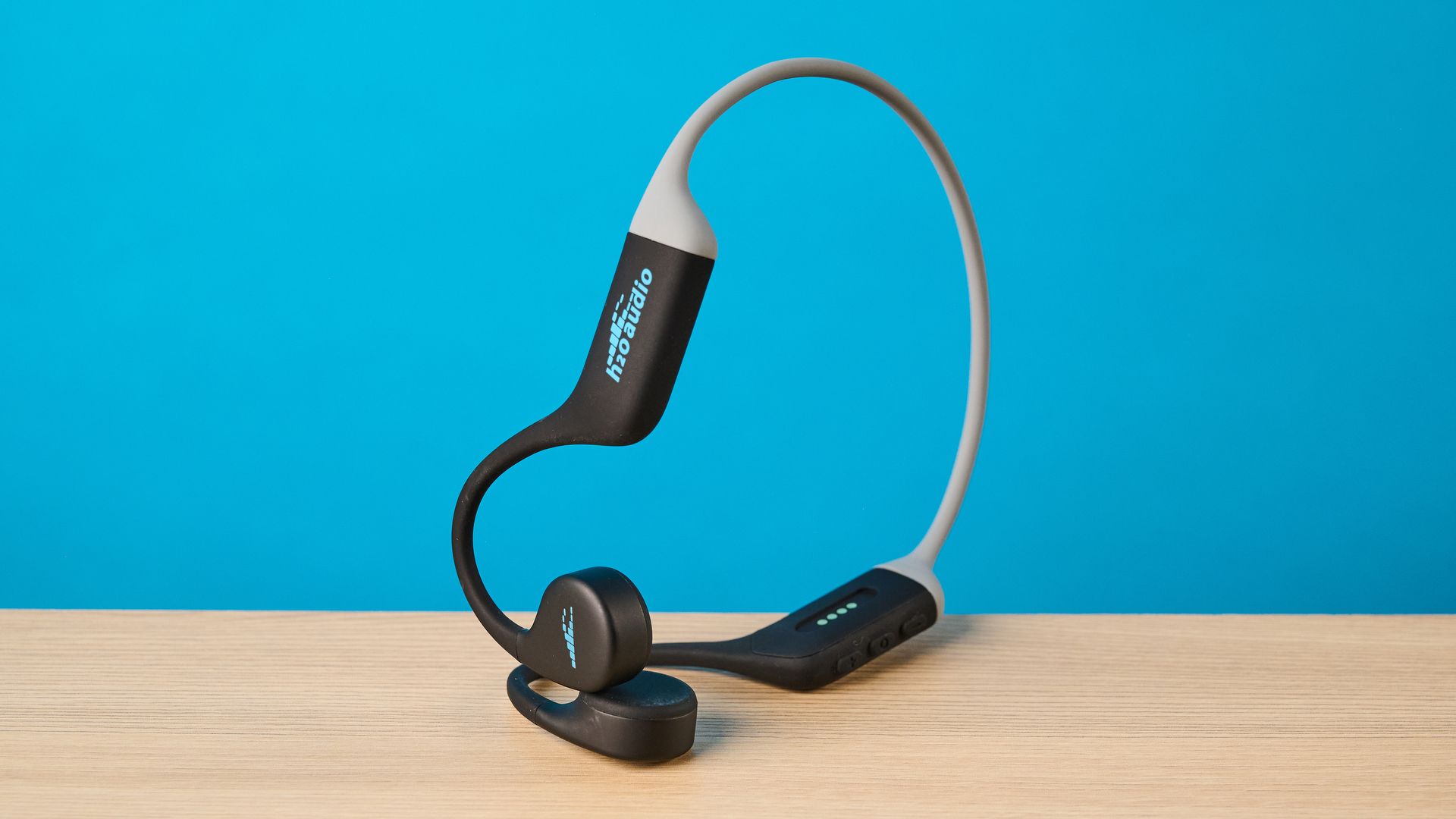 סקירת H2O Audio TRI Run: אוזניות הולכת עצם קלות משקל, מאובטחות ונוחות מאת Erin Bashford שפורסמה ב-1 במאי 26 H2O Audio TRI Run הן אוזניות הולכת עצם מאובטחות, קלות משקל ונוחות, מושלמות למי שלוקח פעילות גופנית יותר ברצינות מאיכות מוזיקה.
