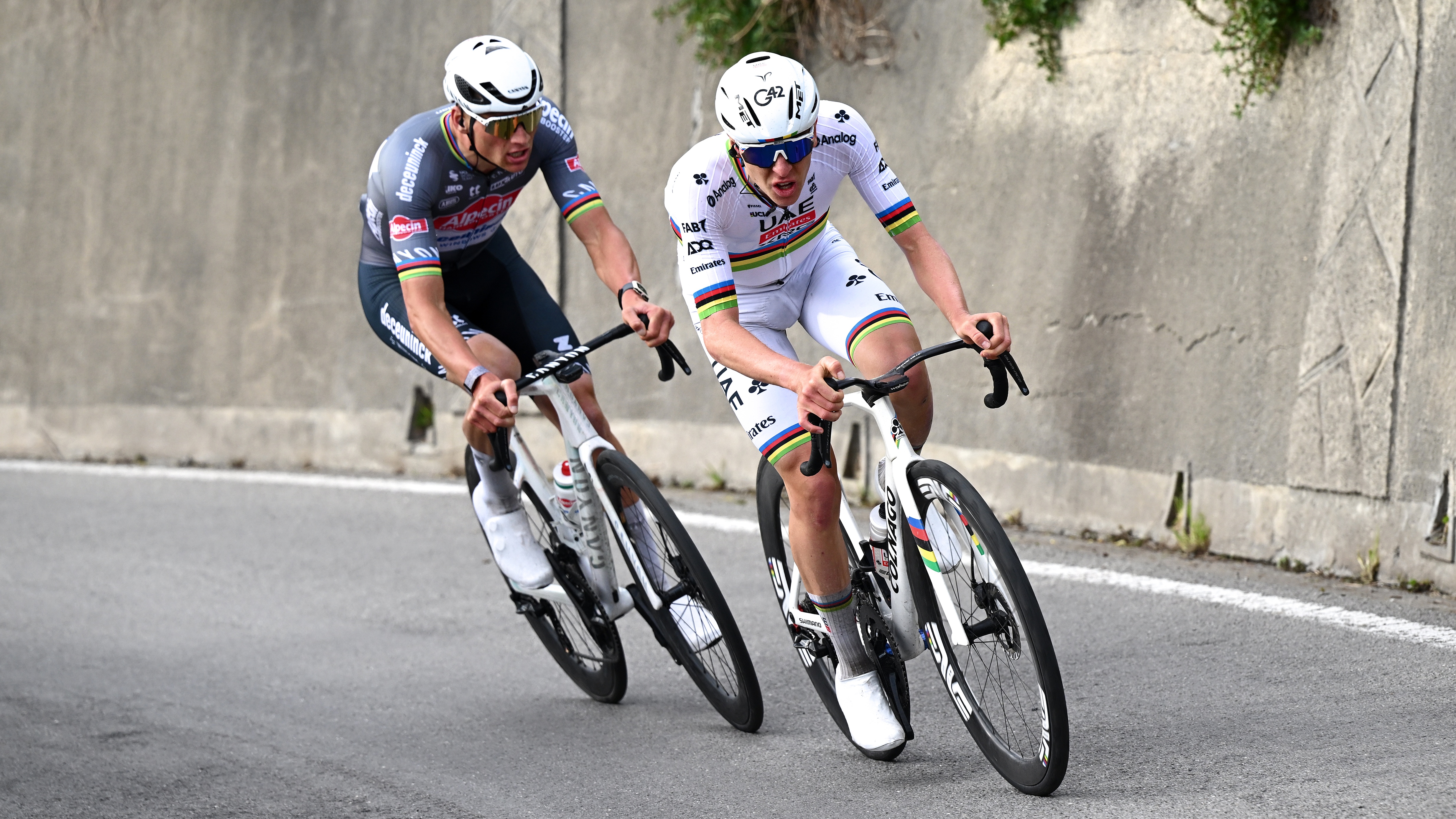 Mathieu Van Der Poel מהולנד ו- Team Alpecin – Deceuninck ו- Tadej Pogacar מסלובניה וצוות UAE Team Emirates מתחרים במתפרצות במהלך ה-116 מילאנו-סנרמו 2025, מרוץ 289 ק