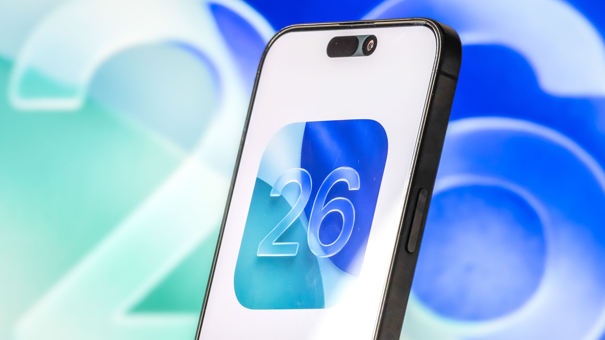 iOS 26.5 יוצא בקרוב - רקעים חדשים, הצפנת RCS וכל התכונות החדשות שמגיעות לאייפון שלך