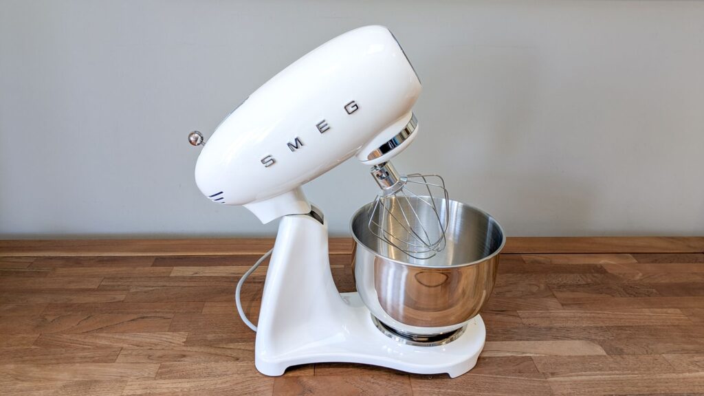 מערבל הסטנד הרטרו החדש של Smeg נותן ל-KitchenAid את הכסף שלו - הנה הסיבה שהוא זכה בי מאת קמילה שרמן פורסם ב-5 במאי 26 בחירת העורך דלג על בחירת התקציב - לא תתחרט על ההוצאות על המיקסר החדש של Smeg.