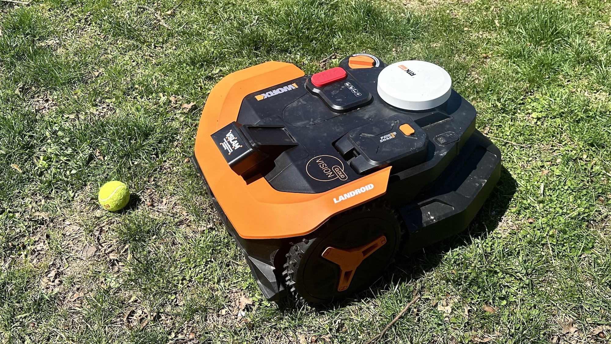 מכסחת דשא רובוטית Worx Landroid Vision Cloud נמנעת מכדור טניס