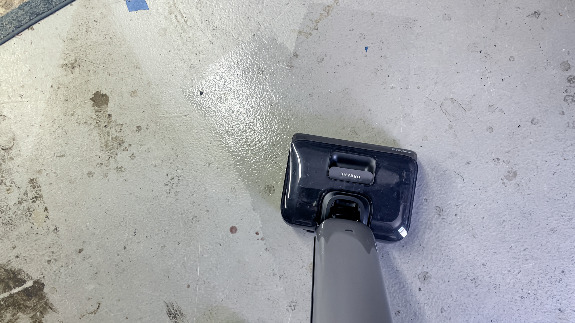 Dreame Aero Pro Wet Dry Vacuum מנגב יין על רצפת בטון
