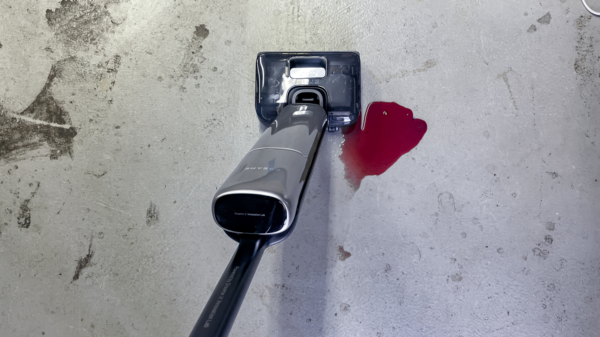 Dreame Aero Pro Wet Dry Vacuum מנגב יין על רצפת בטון