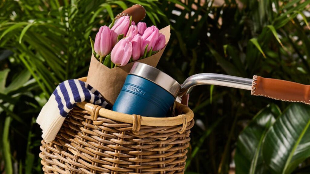 קולקציית הפיקניק הבלתי צפויה של Le Creuset מובטחת שתהיה הבחירה שלך בקיץ - והיא משתלמת באופן מפתיע