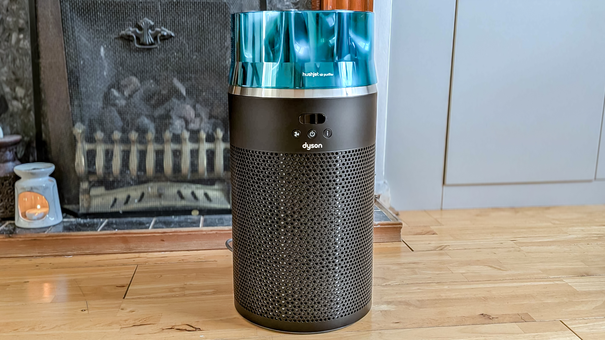 Dyson-HushJet-מטהר אוויר על רצפת עץ בסלון