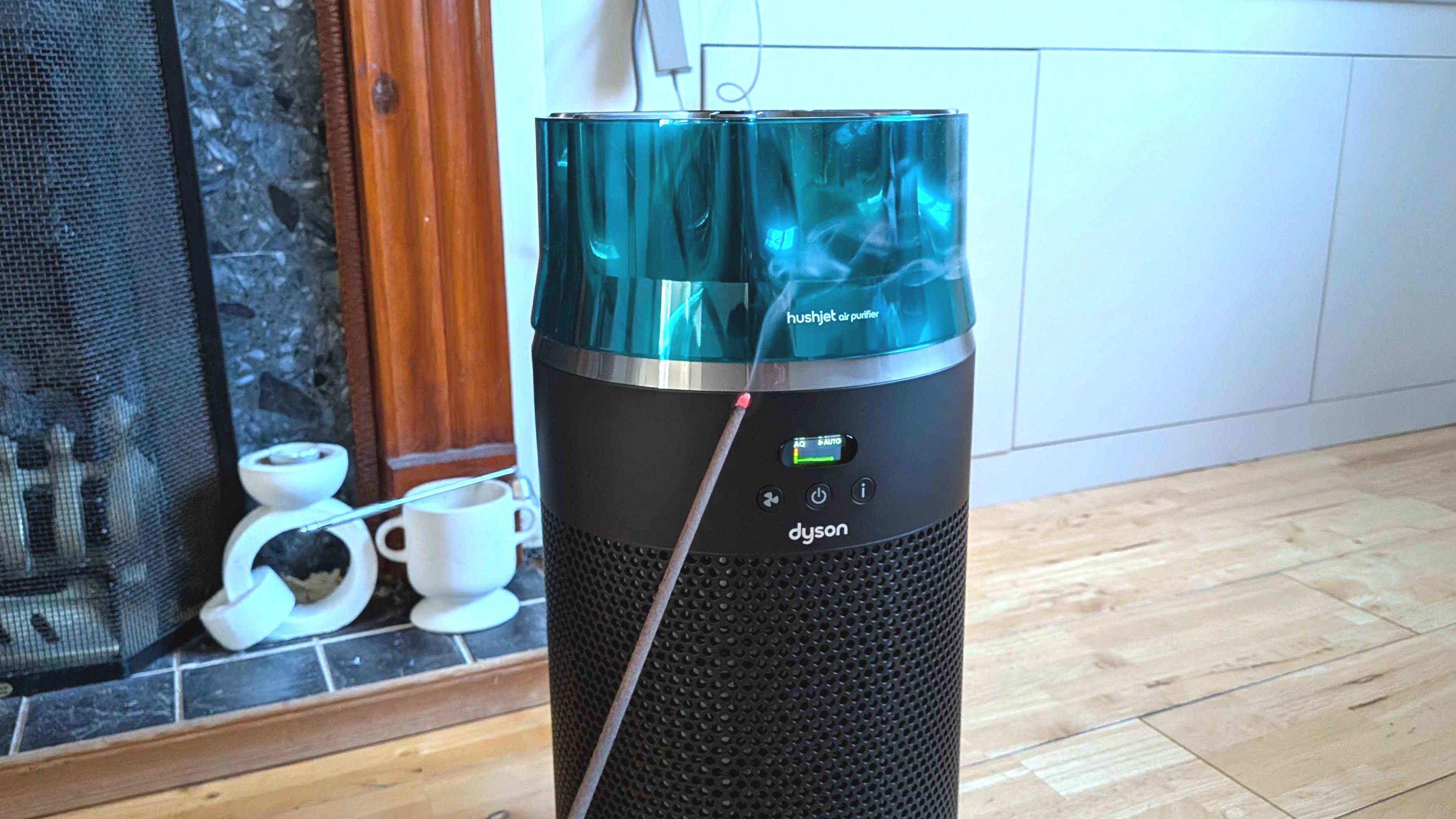 מטהר אוויר Dyson HushJet עם מקל קטורת בוער