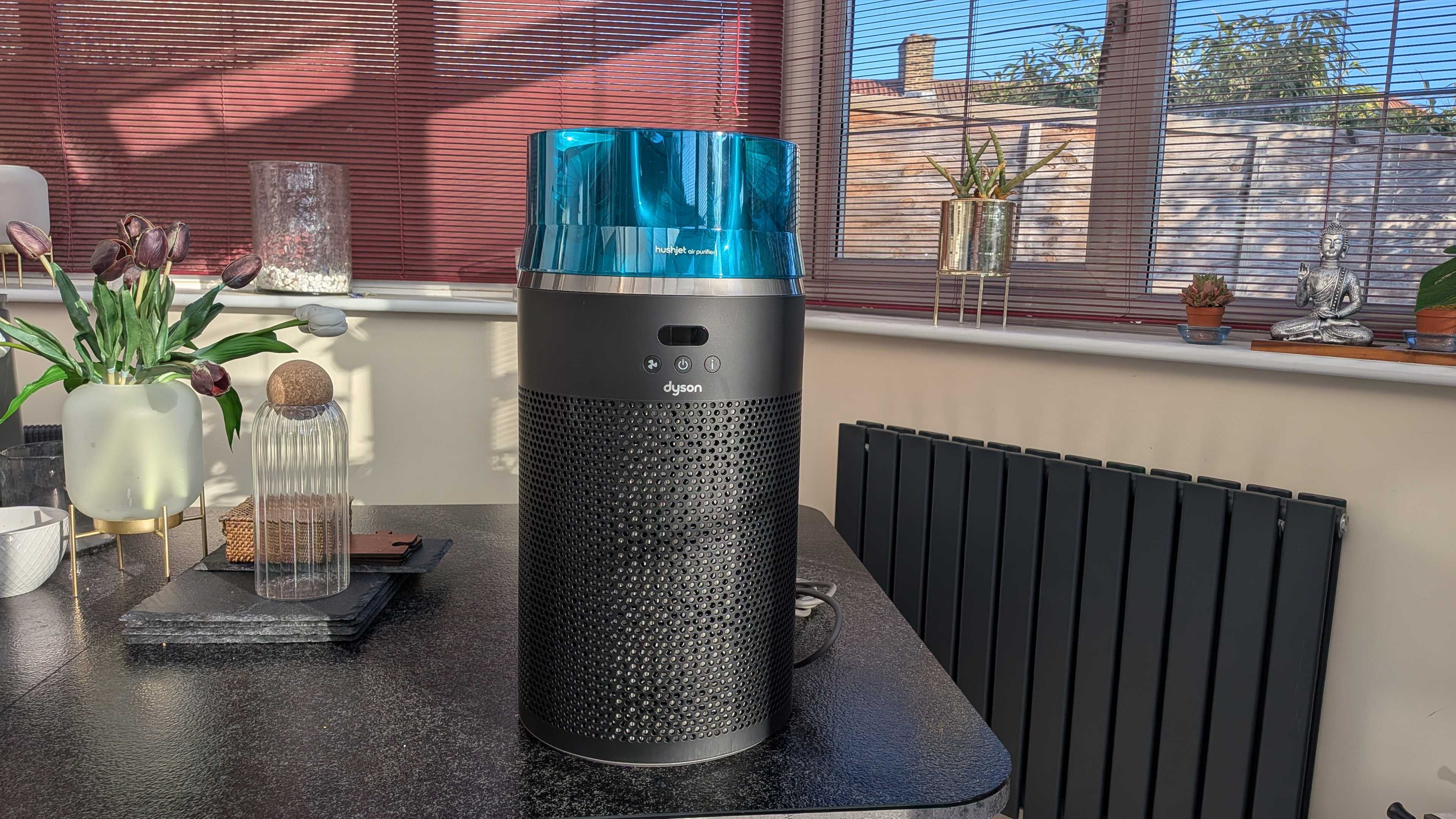 מטהר Dyson HushJet על שולחן האוכל