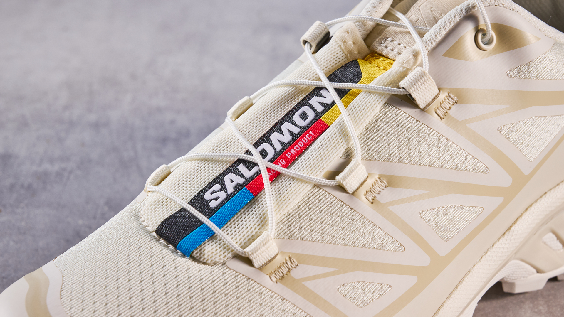 Salomon XT-6 ב-Vanilla Ice צולם מול רקע כחול