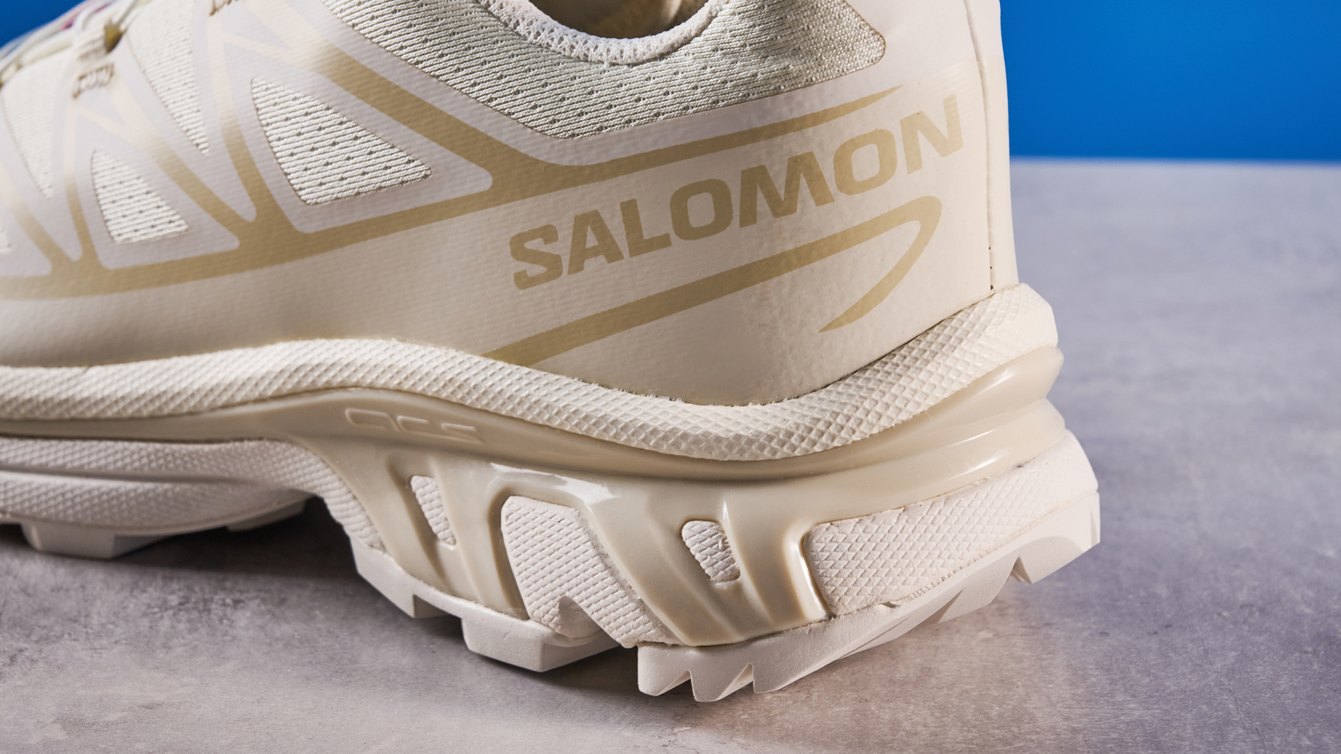 Salomon XT-6 ב-Vanilla Ice צולם מול רקע כחול