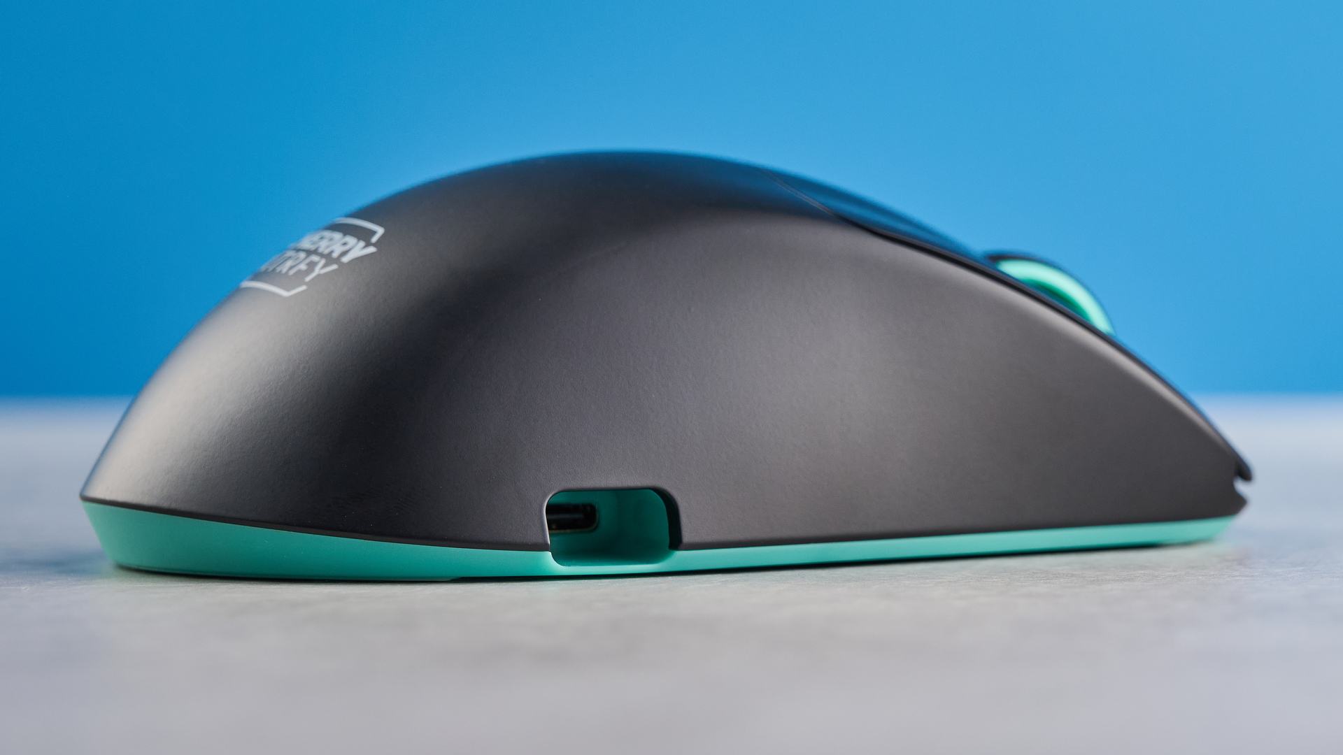 עכבר גיימינג אלחוטי Cherry XTRFY M64 שחור ותכלת