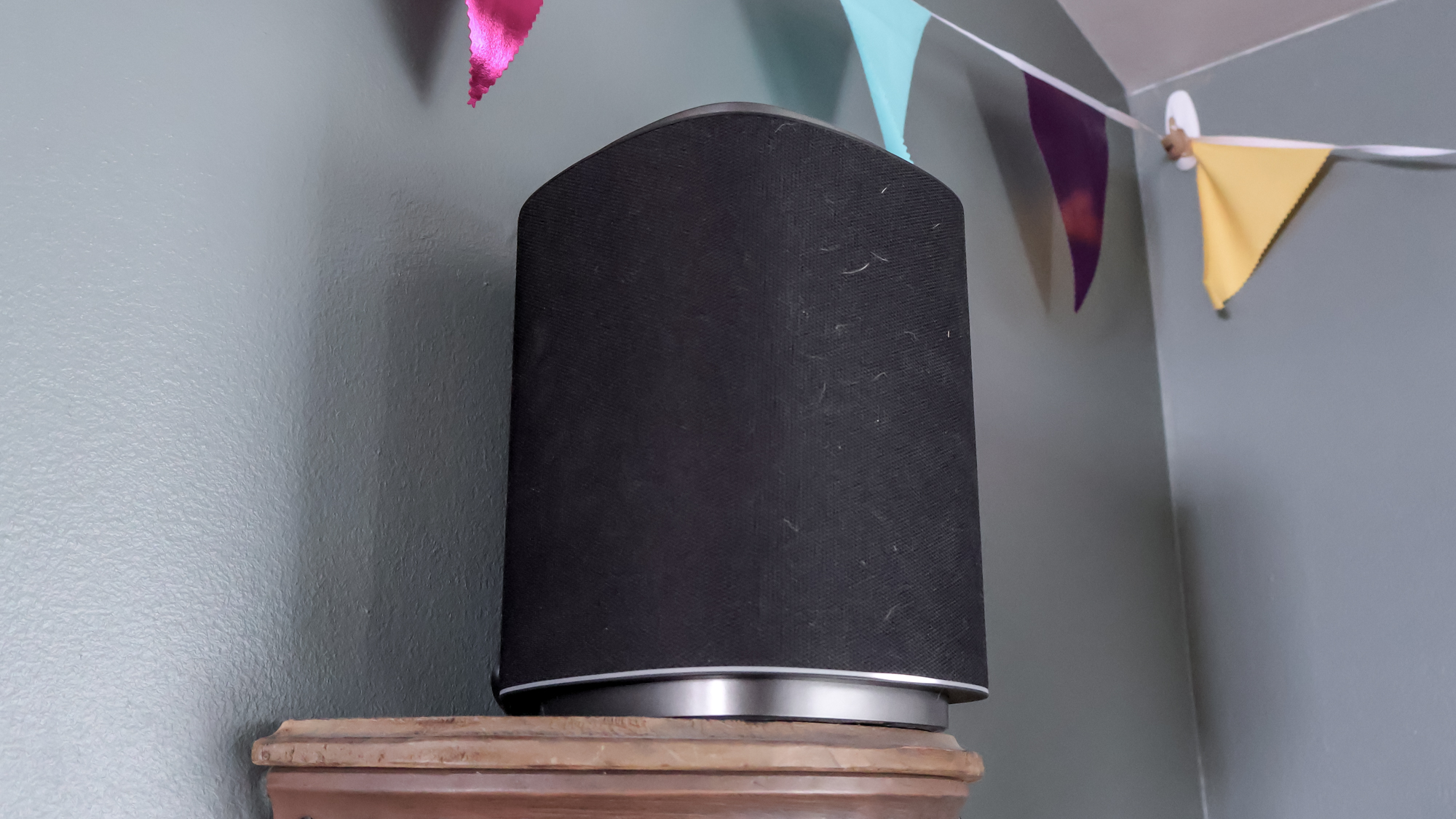 רמקול אלחוטי LG Sound Suite M7 על מעמד