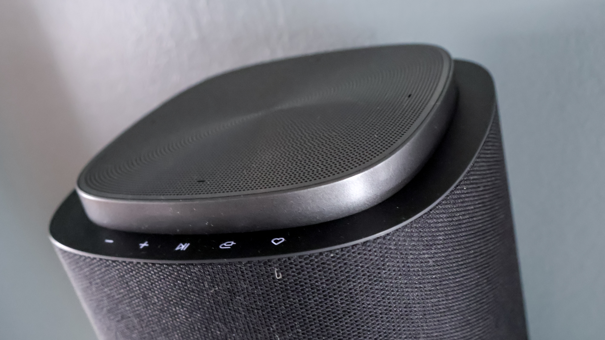 מבט מלמעלה של הרמקול האלחוטי של LG Sound Suite M7
