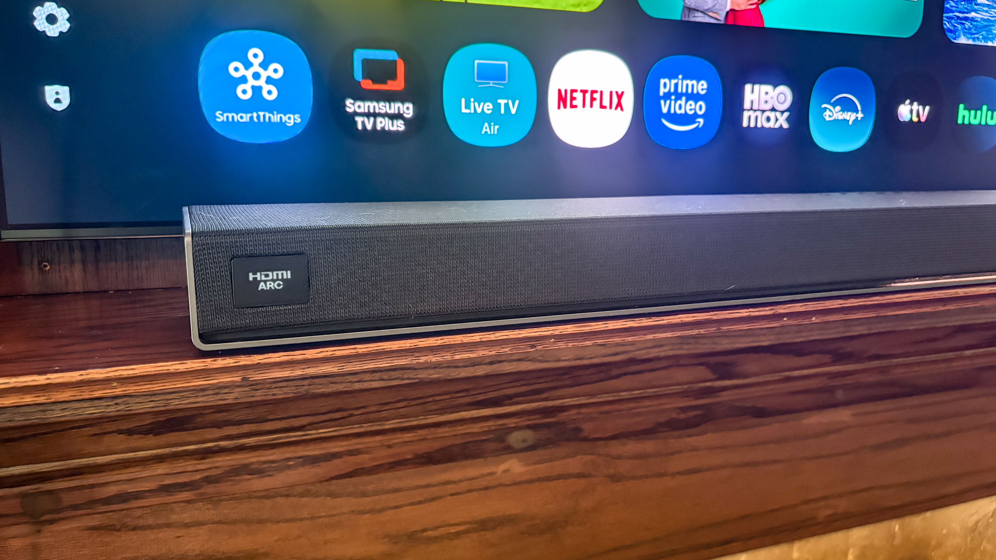 LG Sound Suite H7 Soundbar על מעמד טלוויזיה
