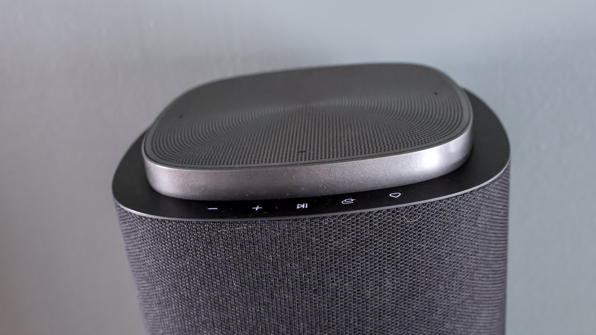 מבט מלמעלה של הרמקול האלחוטי של LG Sound Suite M7