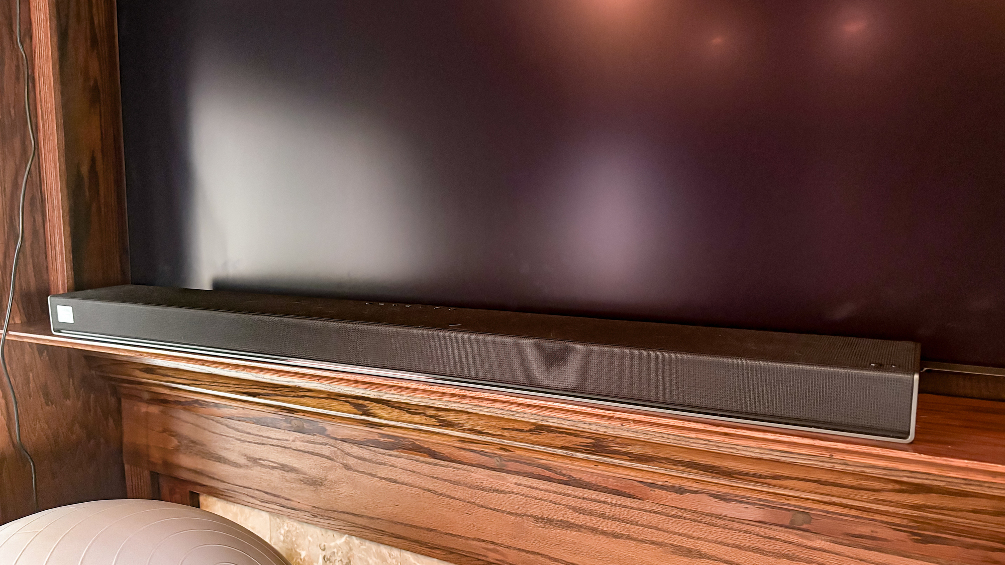 LG Sound Suite H7 Soundbar על מעמד טלוויזיה