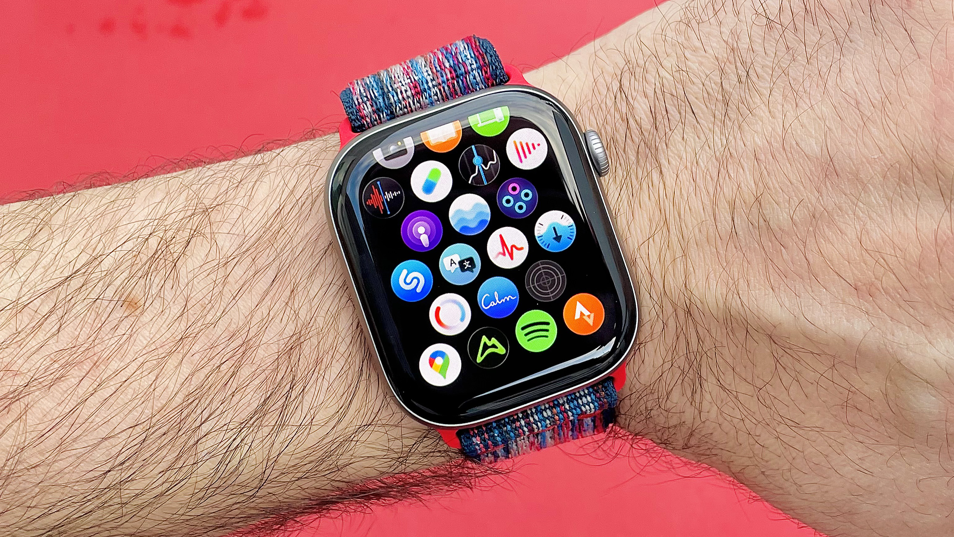 תקריב של Apple Watch 11 על פרק כף היד של משתמש עם מסך סמל האפליקציה מוצג