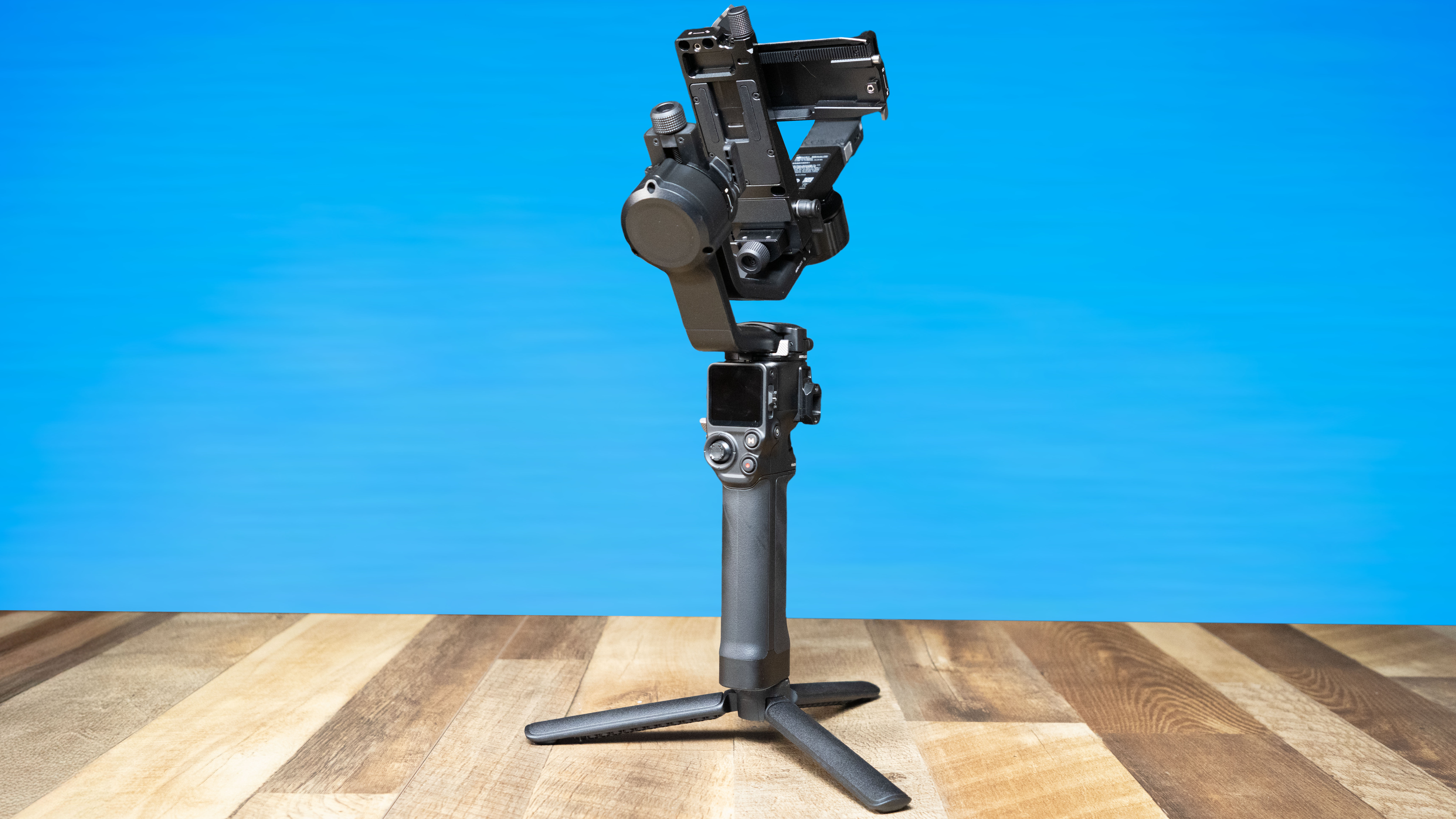 DJI RS 5 על רקע כחול