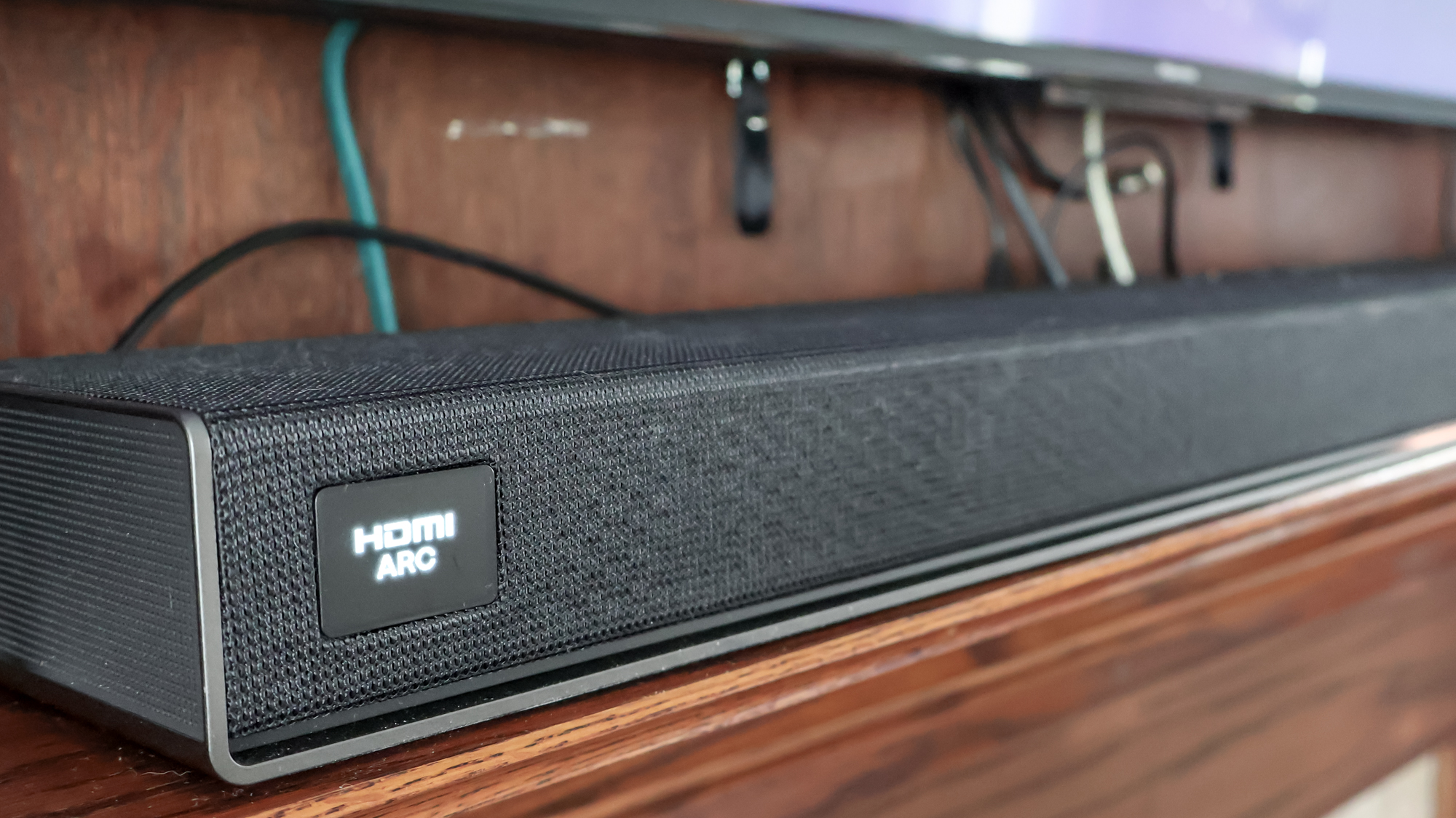 LG Sound Suite H7 Soundbar על מעמד טלוויזיה