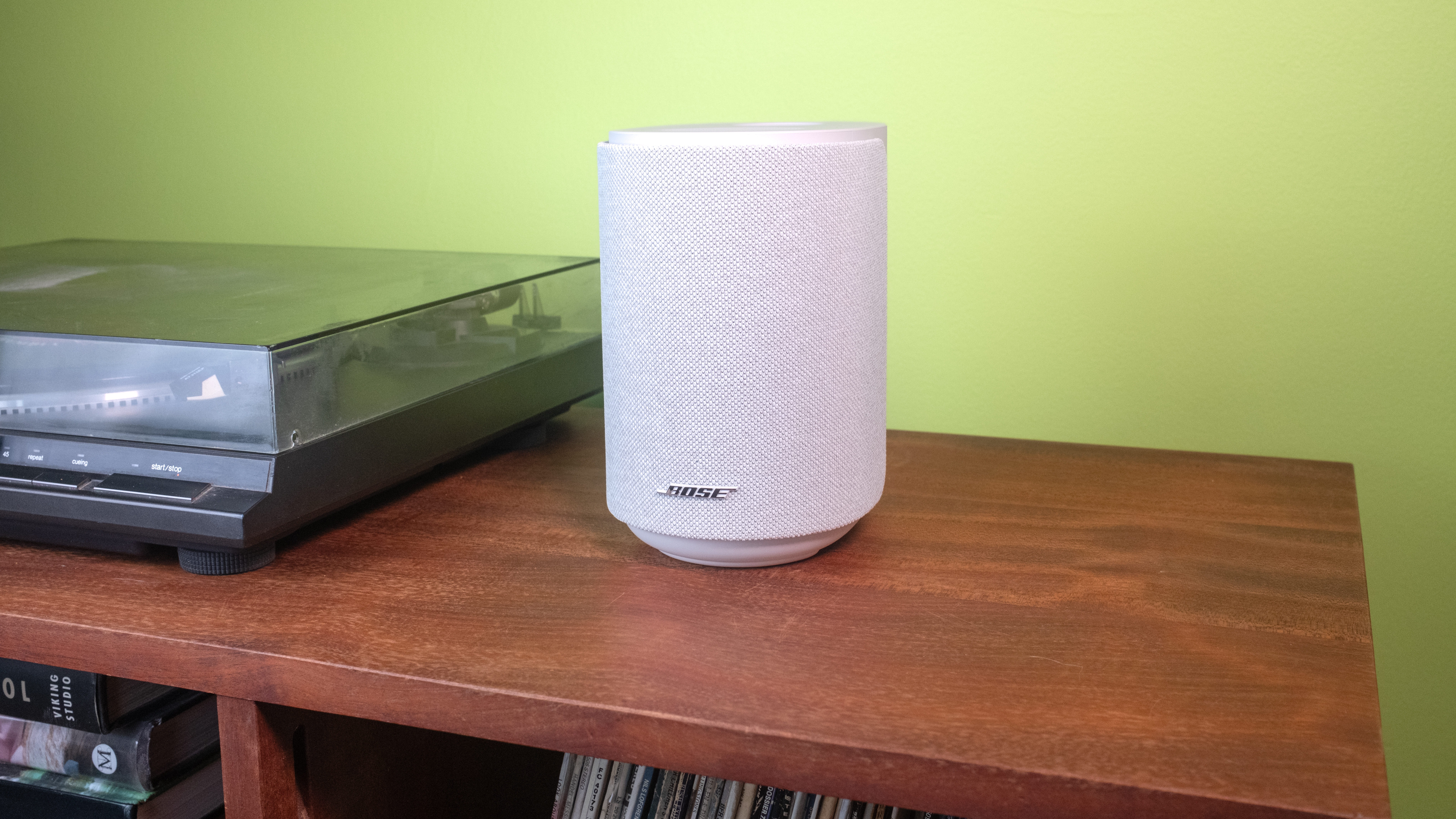 Bose Lifestyle Ultra Speaker ליד פטיפון