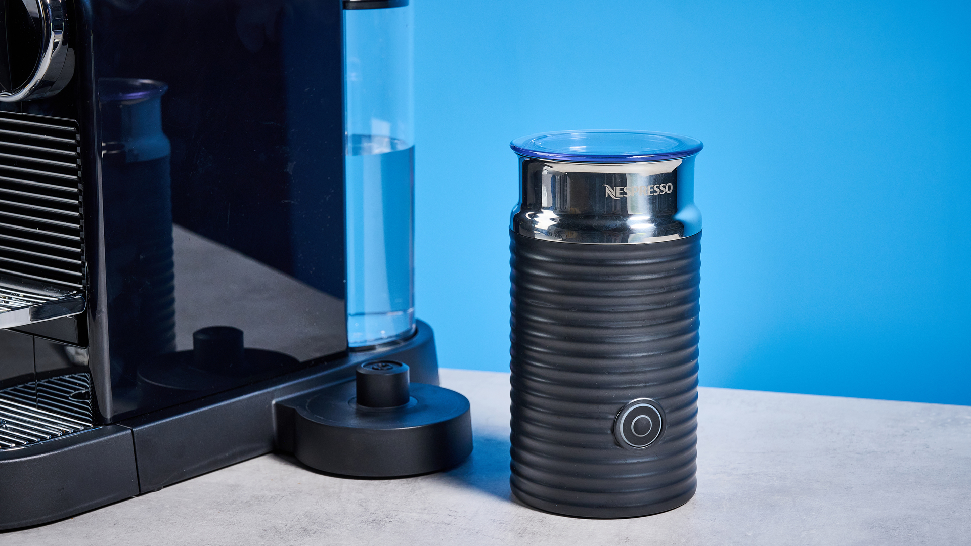 ה-nespreso citiz &amp; חלב על רקע המדריך הכחול