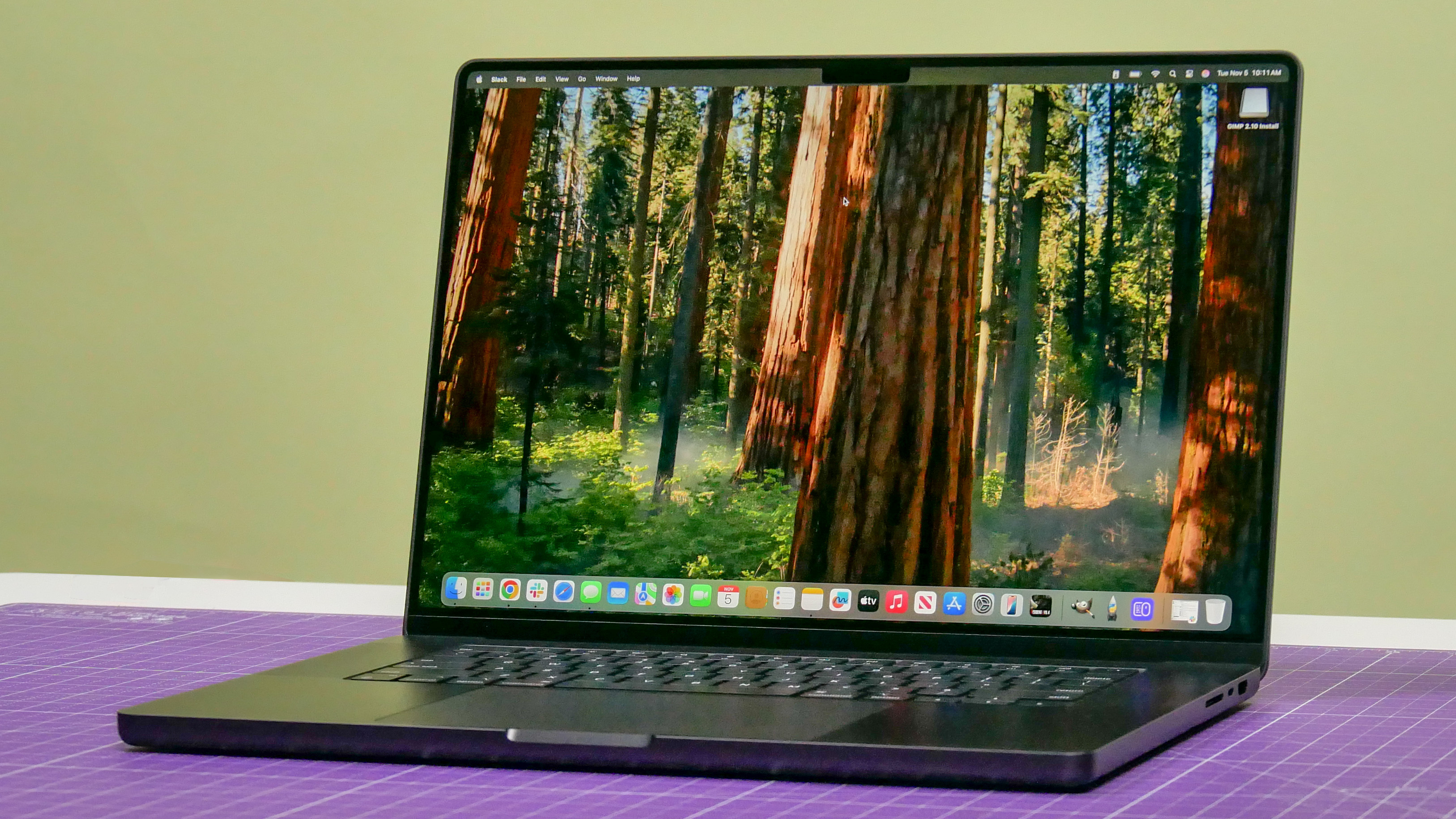 MacBook Pro 14 אינץ' (2024, M4) מוצג פתוח על שולחן