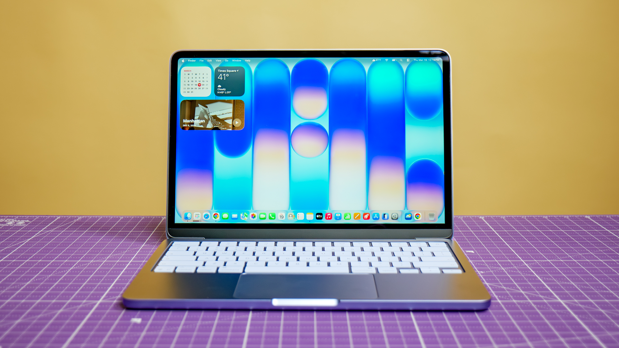 MacBook Neo על שולחן