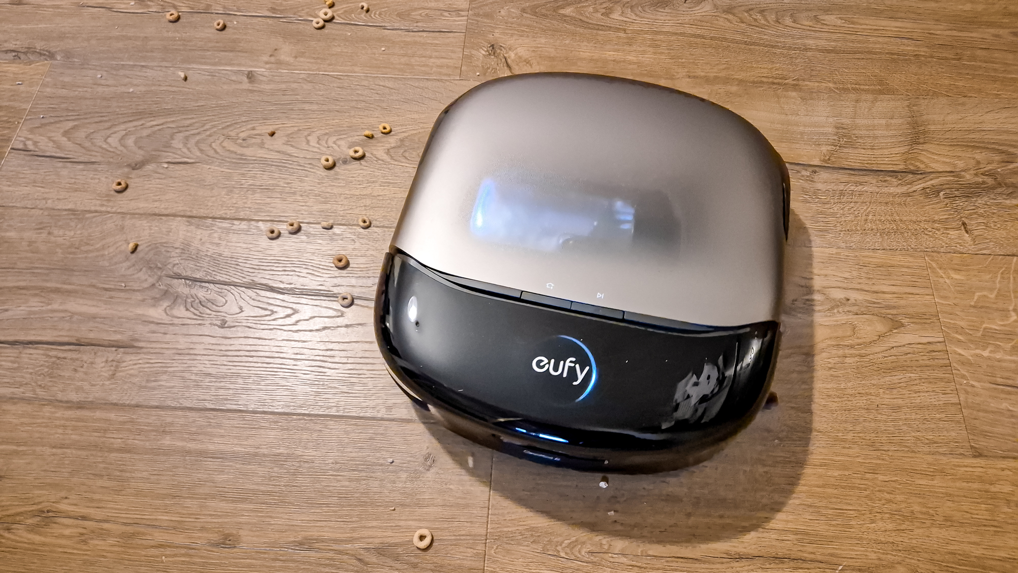 Eufy Omni S2 מנקה צ'יריוס על רצפת עץ